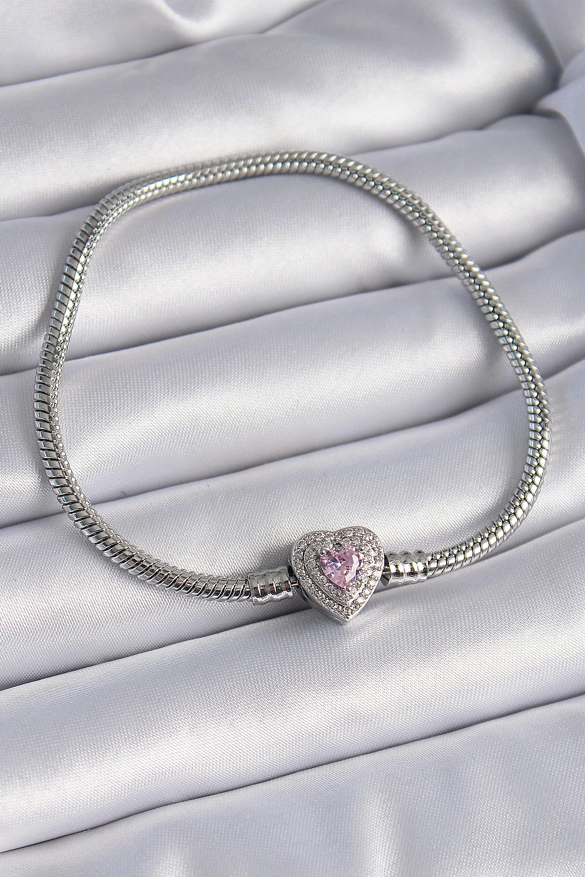 Pirinç Zirkon Taşlı Kalp Figür Charm Model Kadın Bileklik