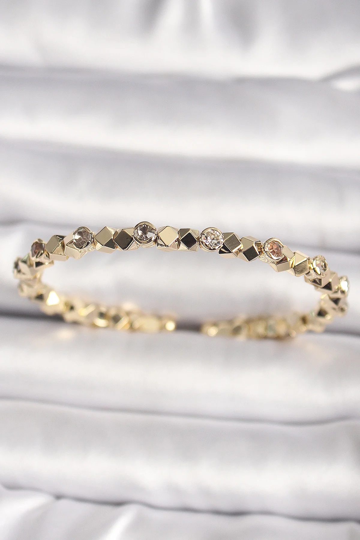 Pirinç Gold Renk Zirkon Taşlı Küp Dorika Model Kadın Bileklik