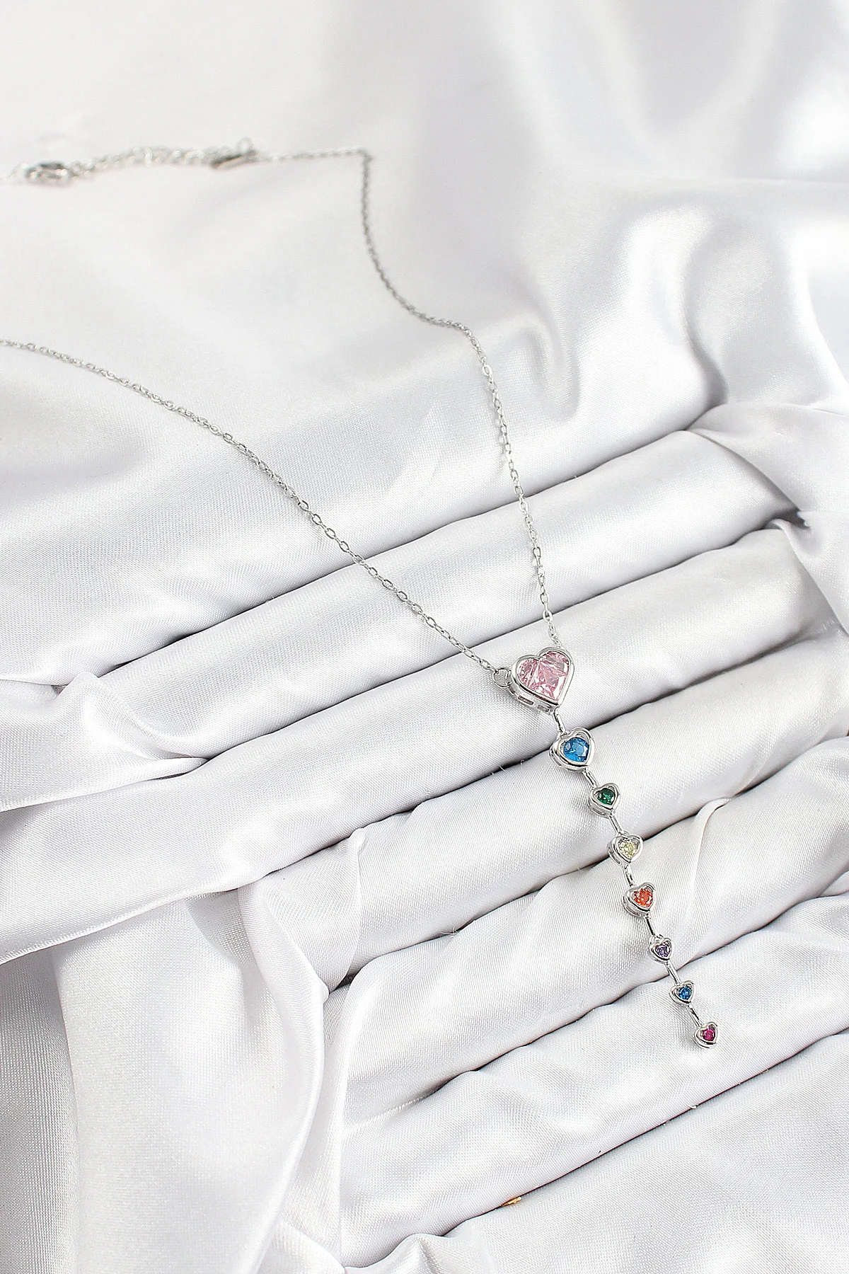 Pirinç Renkli Zirkon Taşlı Kalp Model Gümüş Renk Kadın Y Kolye