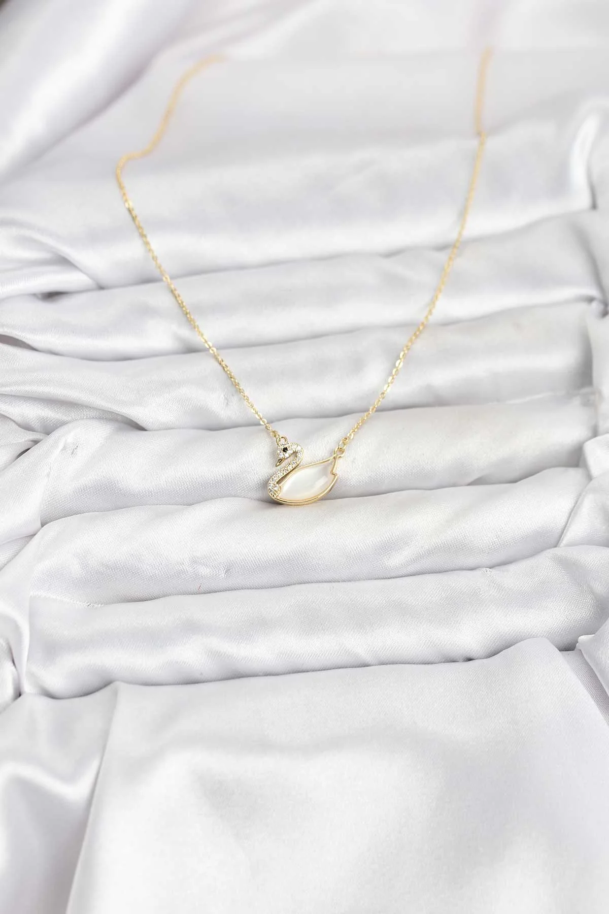 Pirinç Gold Renk Kuğu Model Kadın Kolye