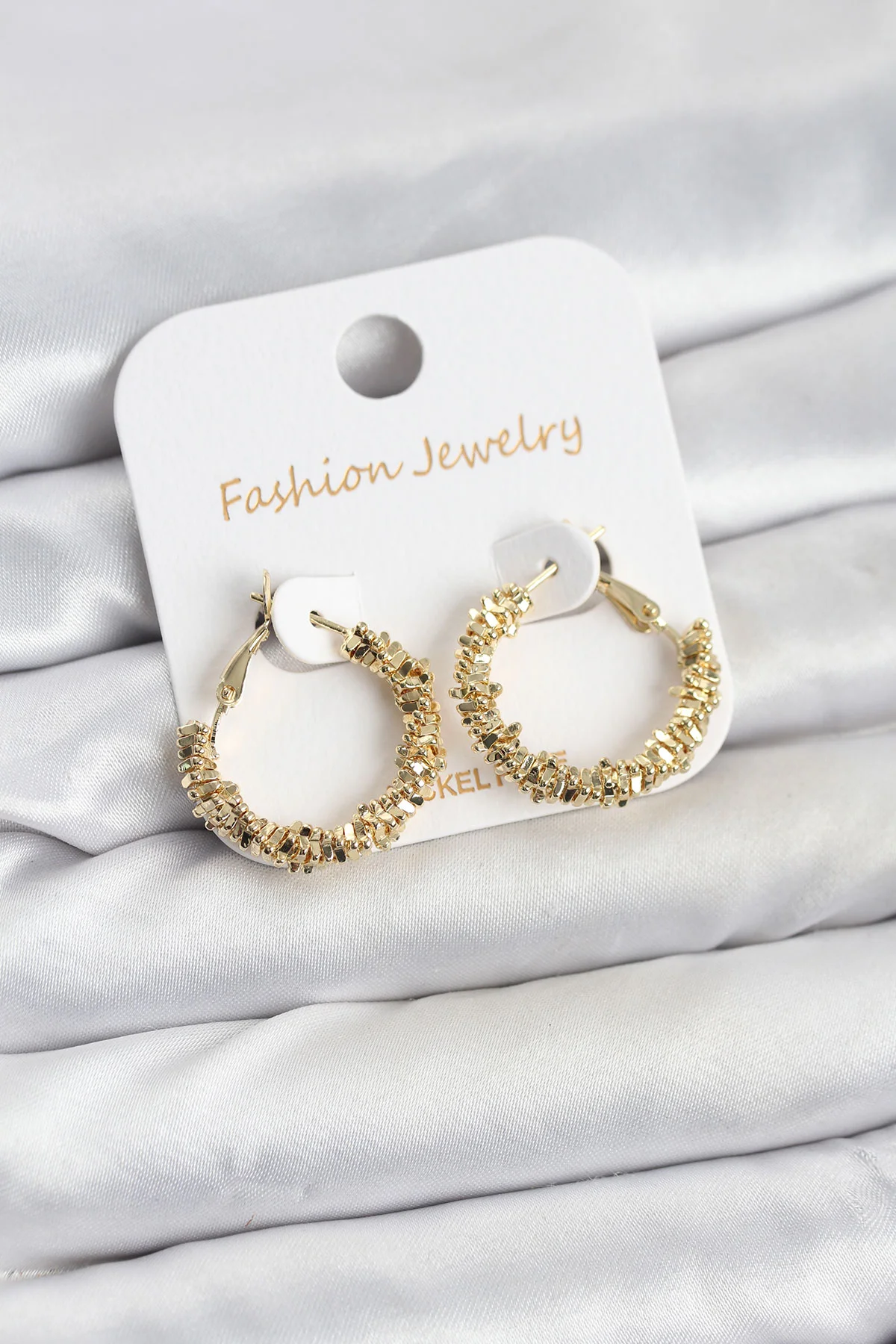 Pirinç Gold Renk Küçük Tırtıklı Halka Model Kadın Küpe