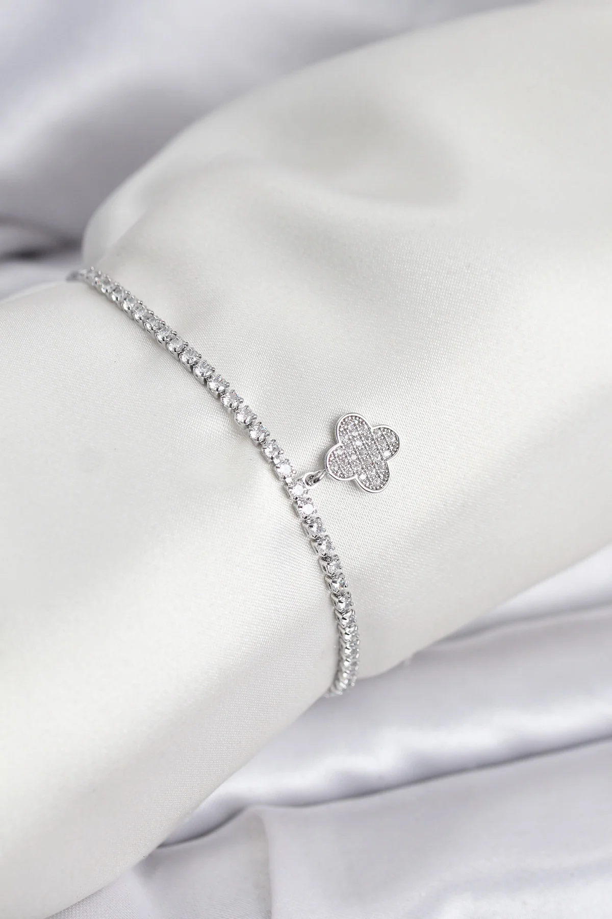 Yonca Model Zirkon Taşlı Gümüş Renk Asansörlü Su Yolu Bileklik