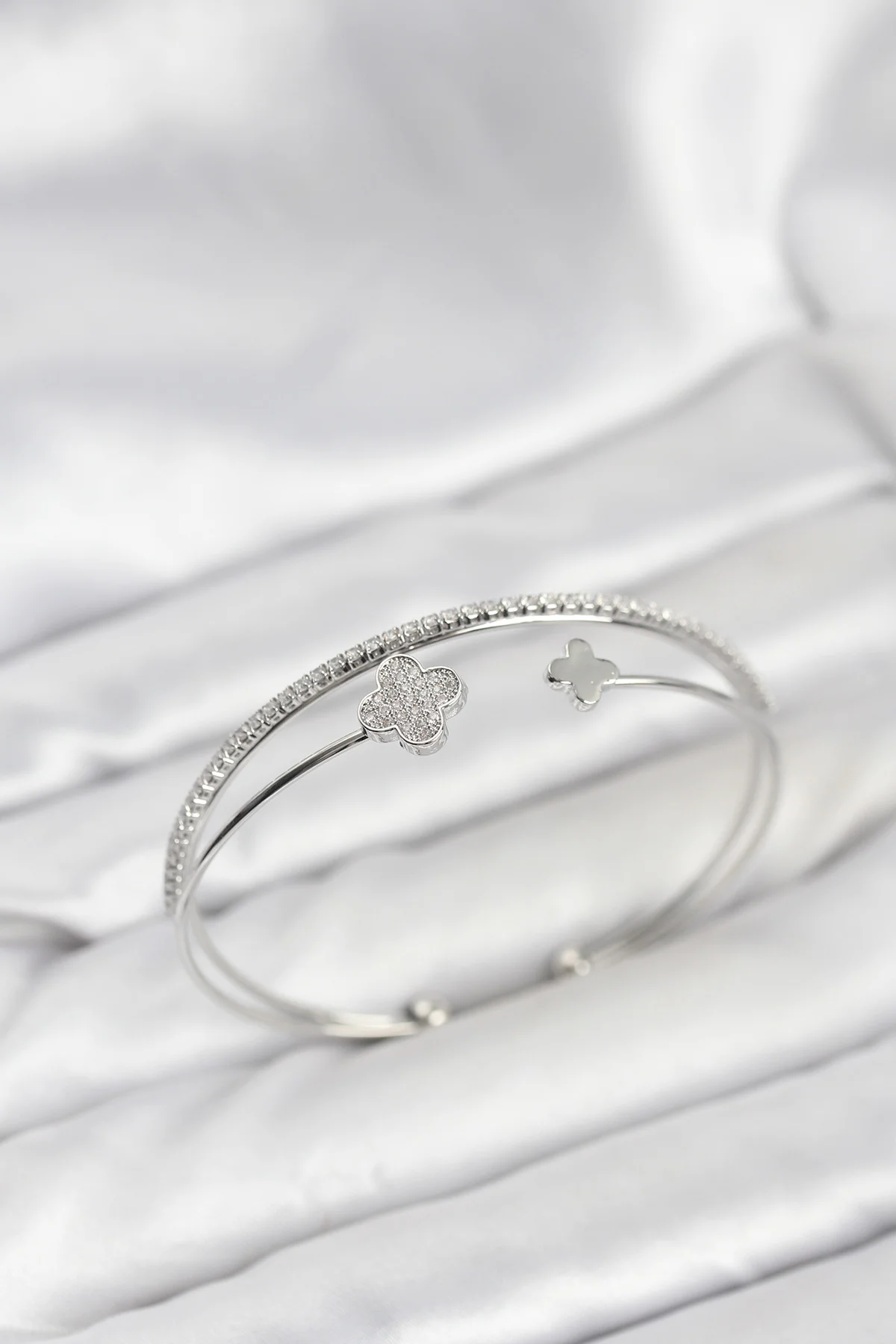 Yonca Model Pirinç Gümüş Renk Kadın Bileklik