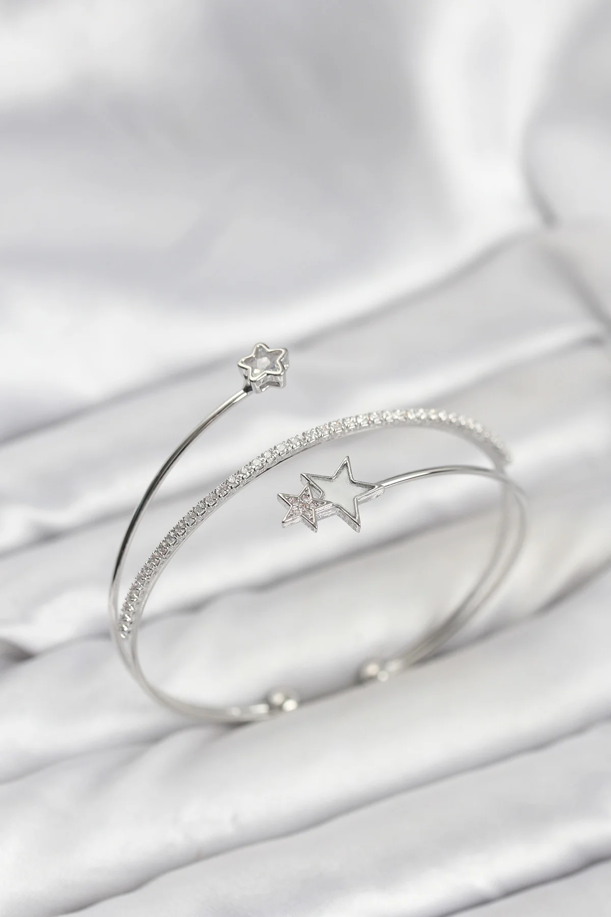 Yıldızlı Model Pirinç Gümüş Renk Kadın Bileklik