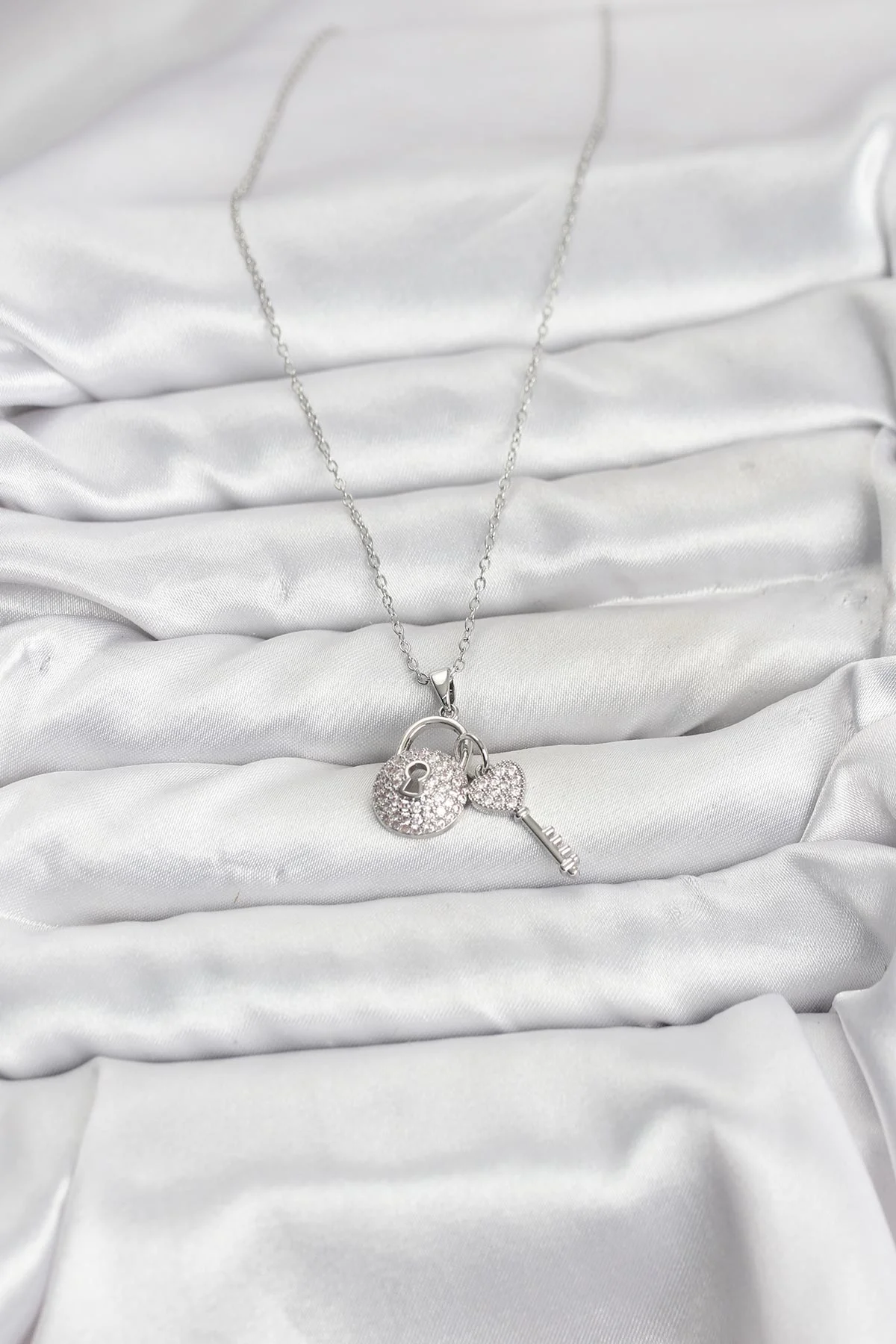 316L Çelik Zincir Gümüş Renk Kilit Anahtar Model Zirkon Taşlı Kadın Kolye