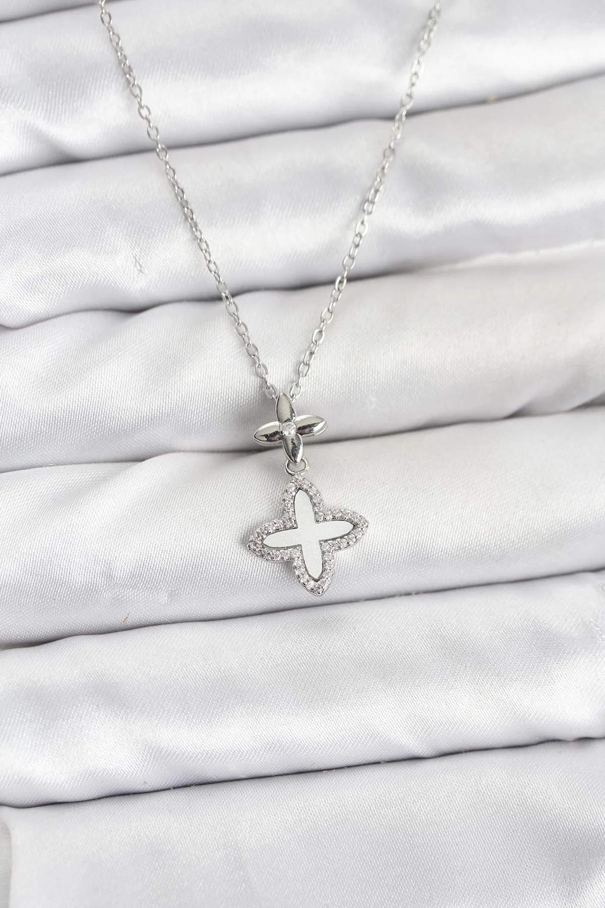 316L Çelik Zincir Gümüş Renk 4 Yapraklı Yonca Model Zirkon Taşlı Kadın Kolye