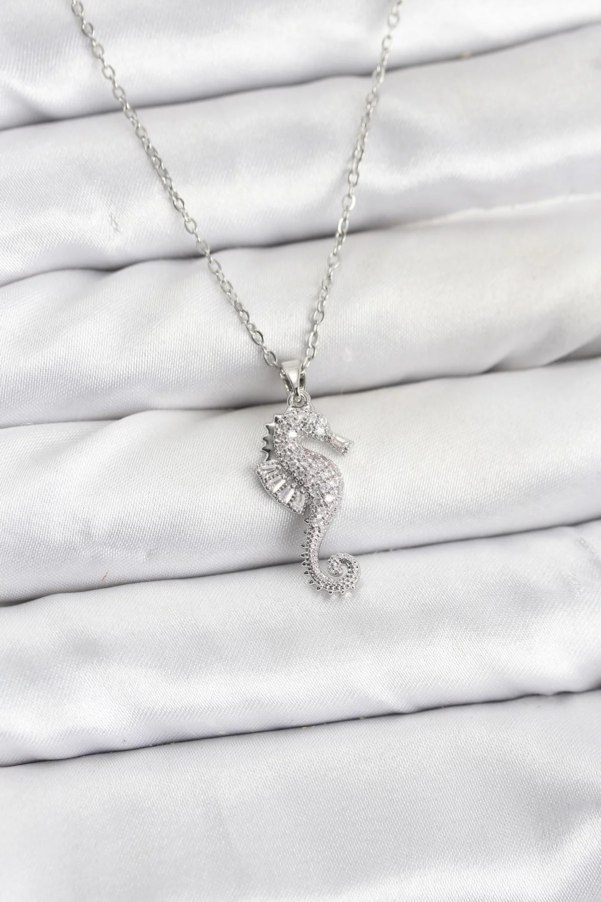 316L Çelik Zincir Gümüş Renk Deniz Atı Model Zirkon Taşlı Kadın Kolye