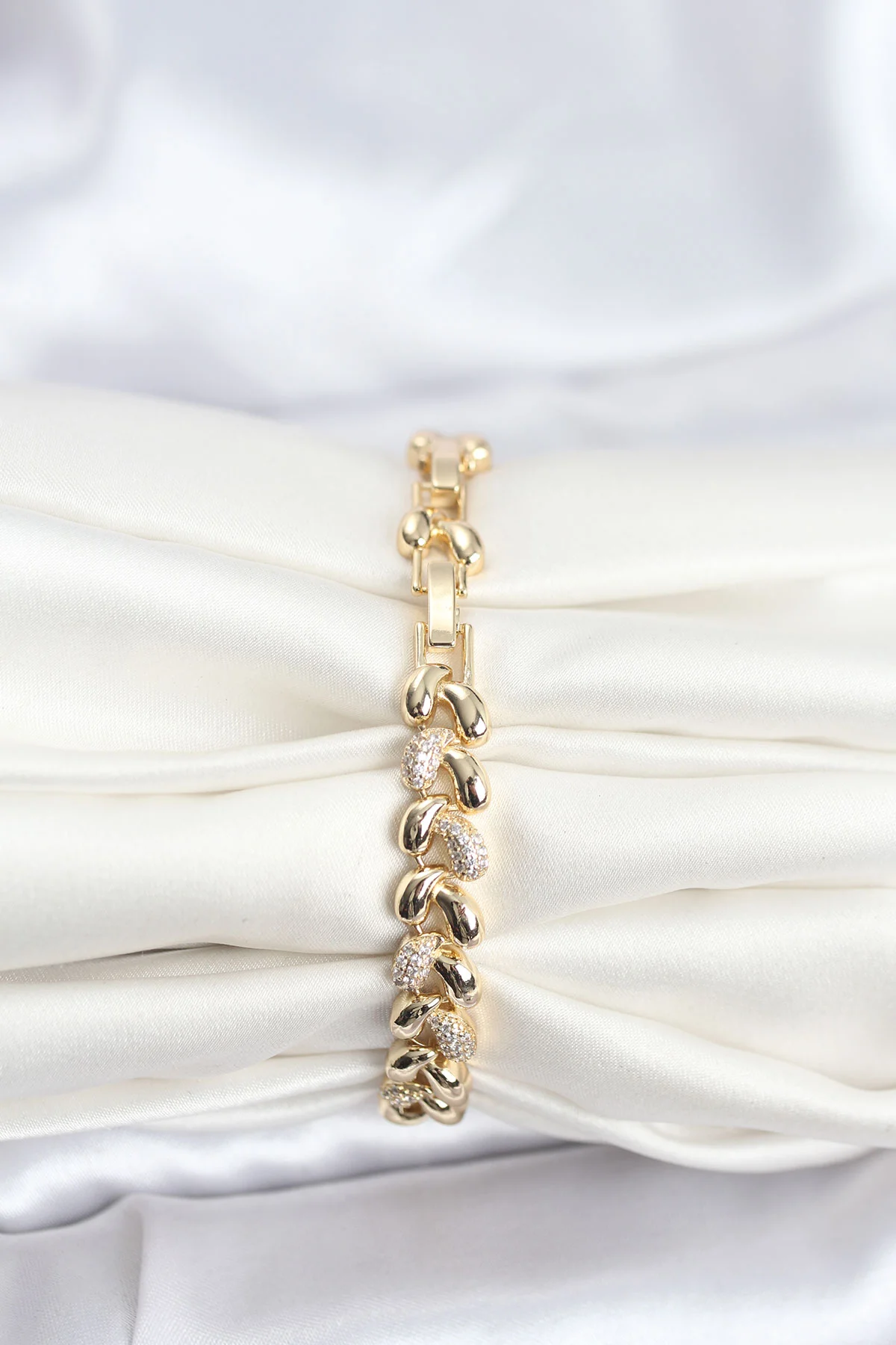 Pirinç Gold Renk VIP Seri Sarmal Damla Model Zirkon Taşlı Kadın Bileklik