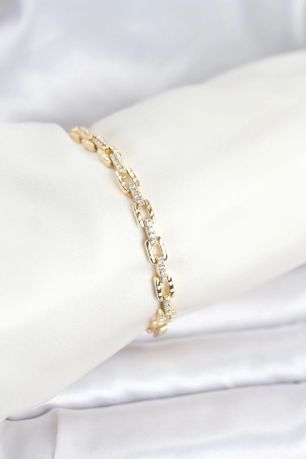 Pirinç Gold Renk VIP Seri Zincir Model Zirkon Taşlı Kadın Bileklik