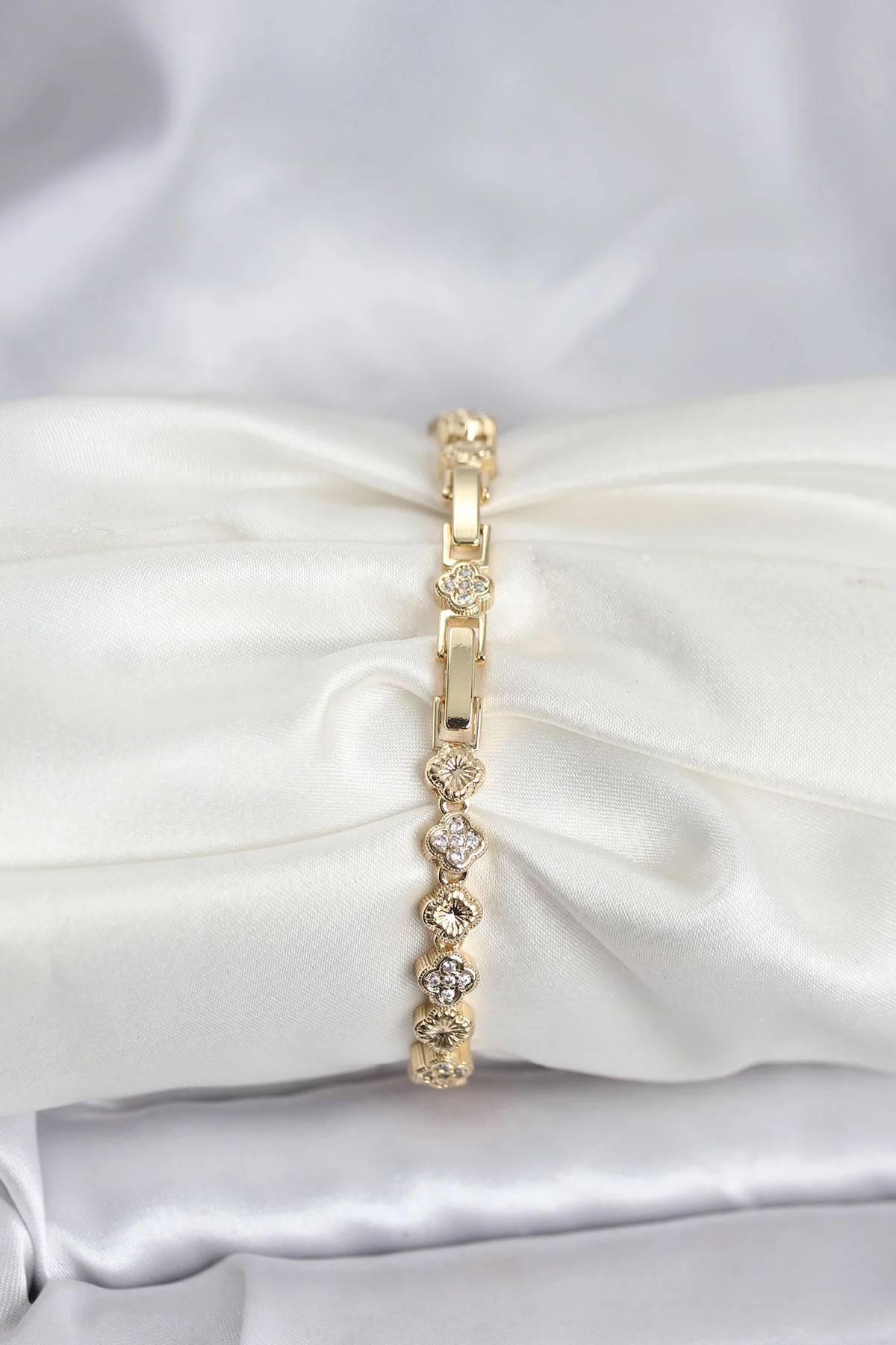 Pirinç Gold Renk VIP Seri Sıralı Yonca Model Zirkon Taşlı Kadın Bileklik