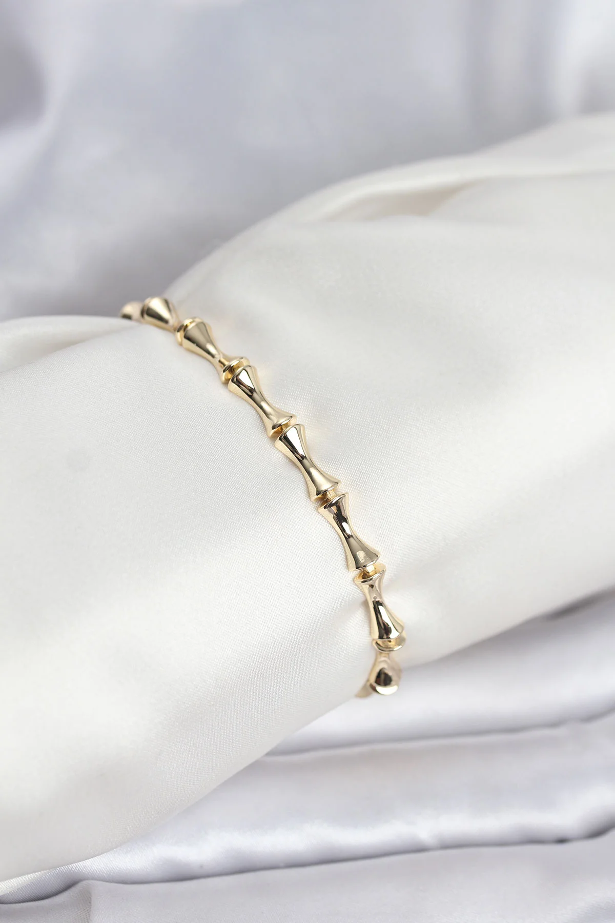 Pirinç Gold Renk VIP Seri Kemik Model Zirkon Taşlı Kadın Bileklik