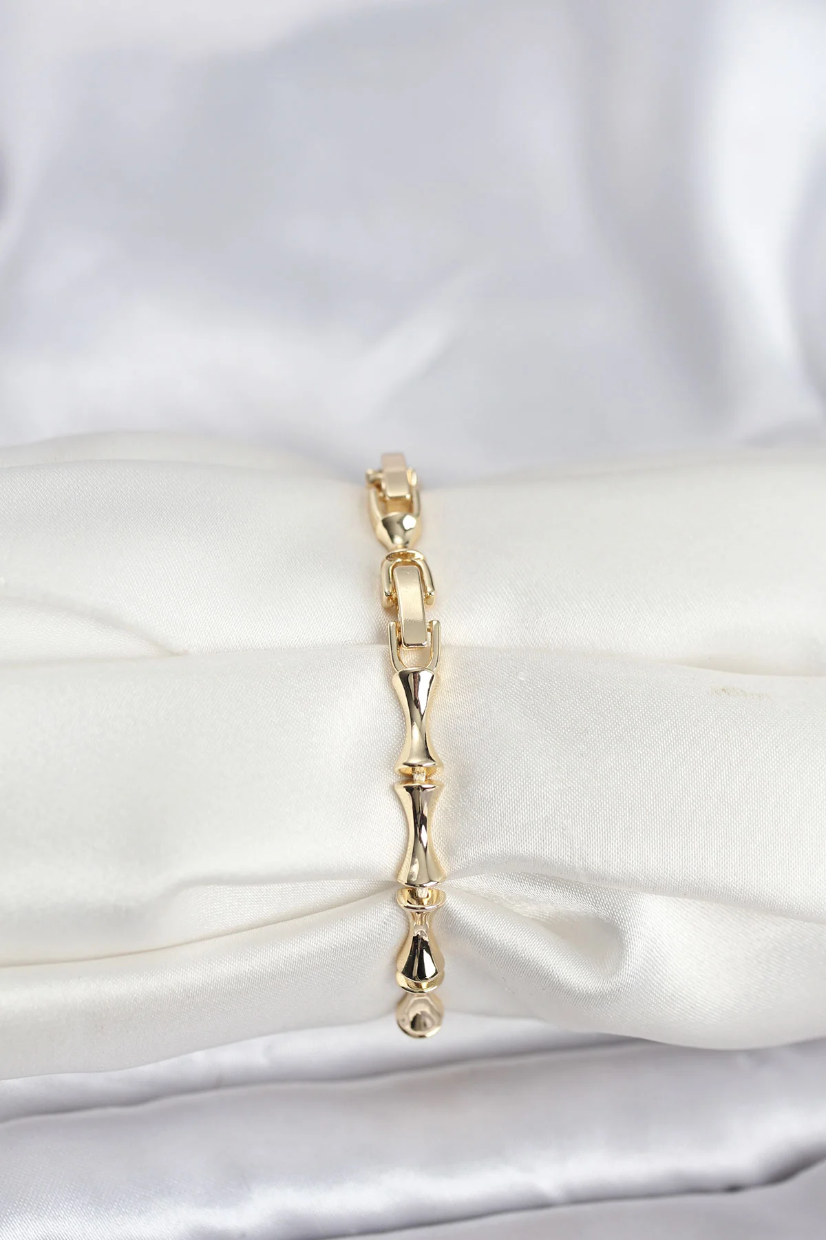 Pirinç Gold Renk VIP Seri Kemik Model Zirkon Taşlı Kadın Bileklik