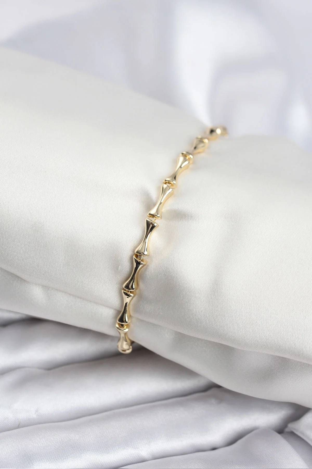 Pirinç Gold Renk VIP Seri İnce Kemik Model Zirkon Taşlı Kadın Bileklik