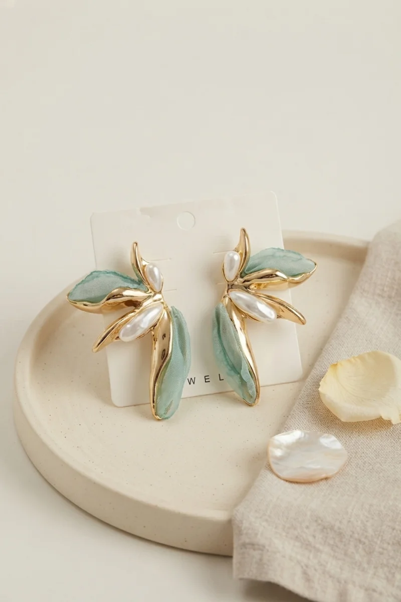 Buz Mavisi Renk Lotus Yaprak Model Kadın Küpe