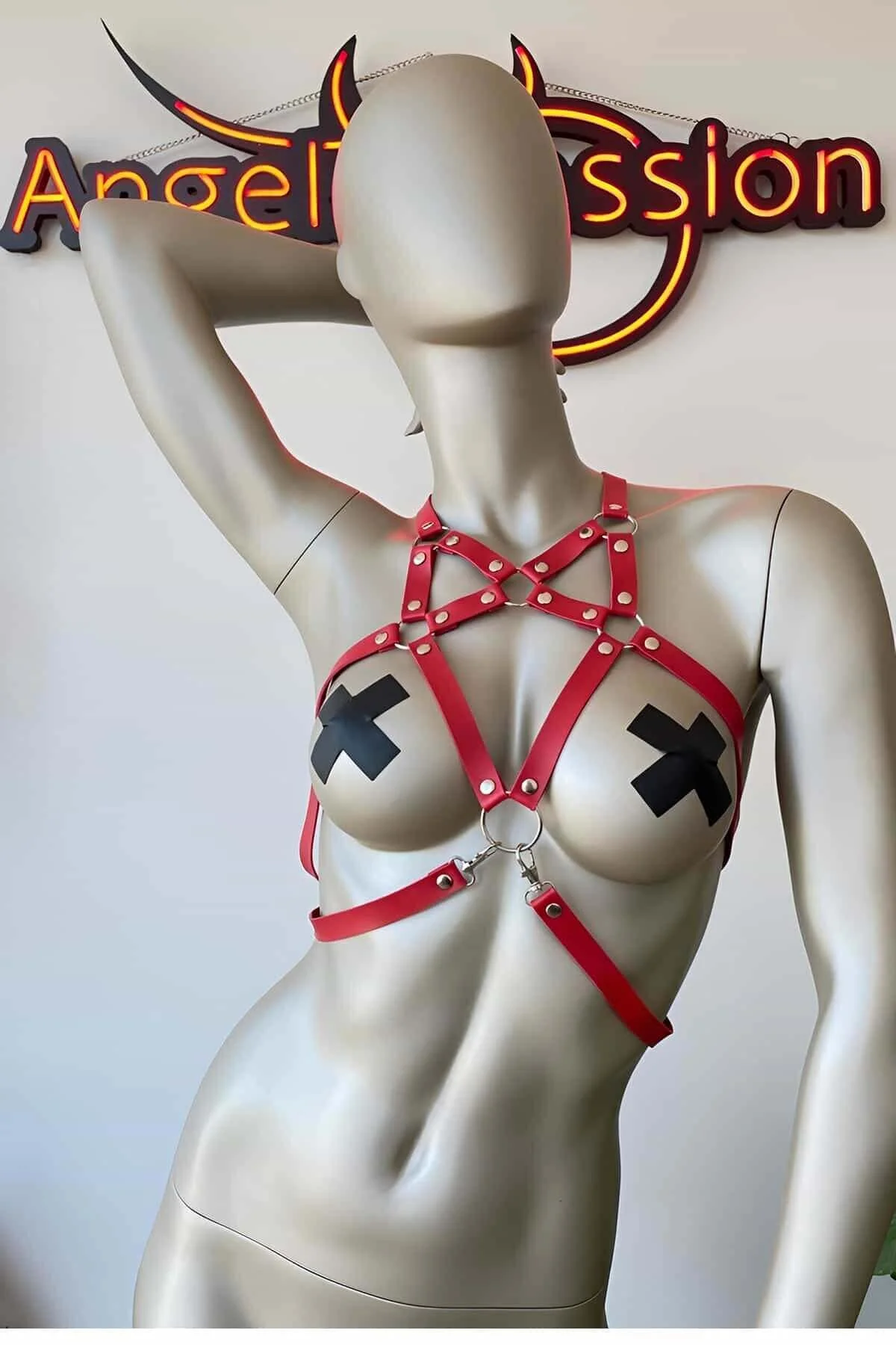 Kırmızı Göğüs Üzeri Takılan Deri Aksesuar