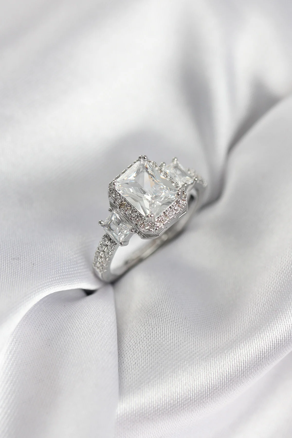 Gümüş Renk Kare Baget Zirkon Taşlı Tek Taş Model Kadın Yüzük