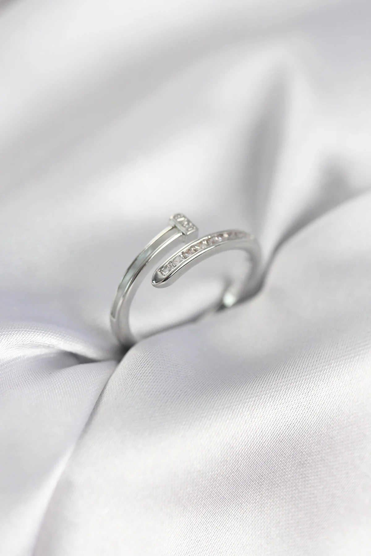 Zirkon Taşlı Gümüş Renk Yassı Çivi Model Kadın Yüzük