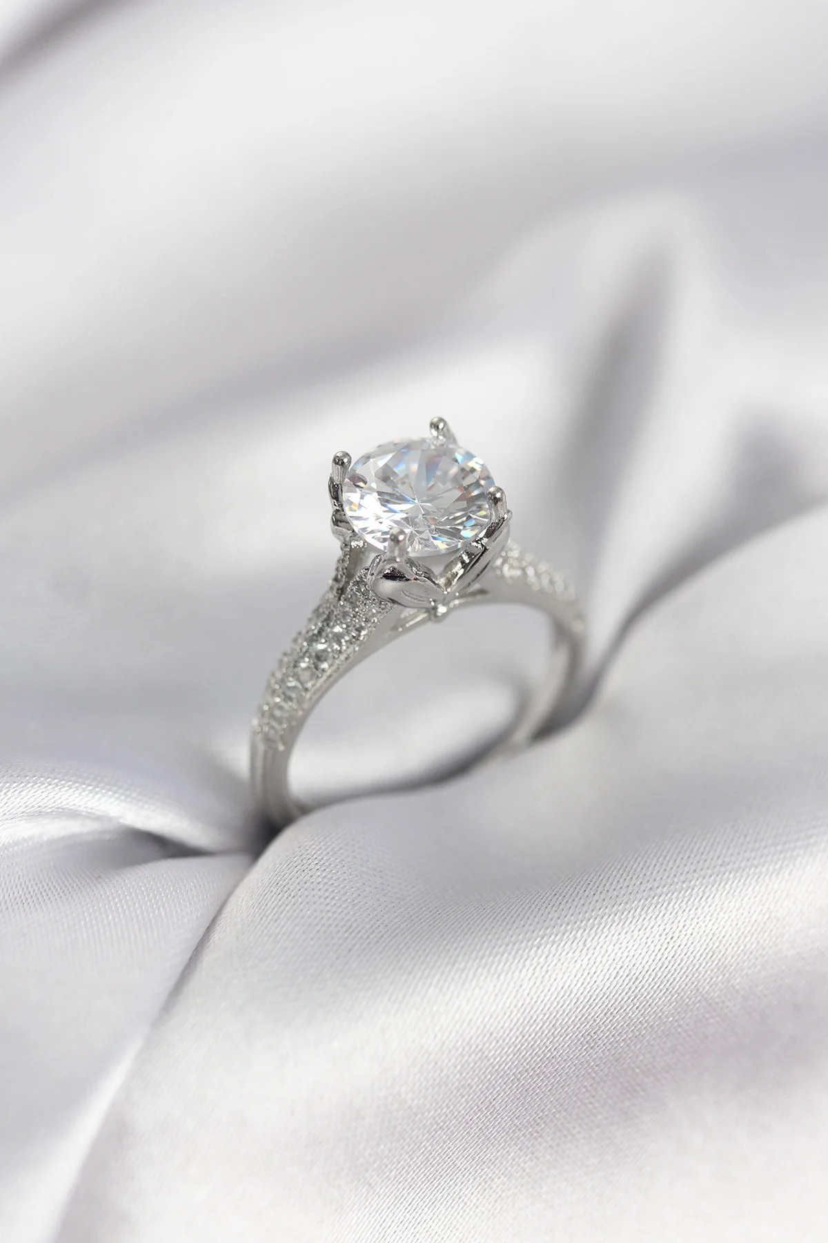 Gümüş Renk Tek Taş Model Zirkon Taşlı Kadın Yüzük