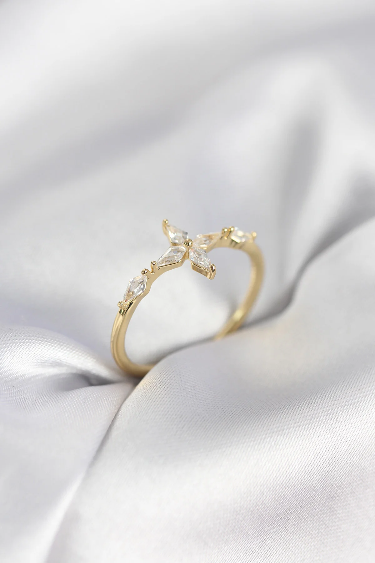 Yıldız Model Zirkon Taşlı Gold Renk Kadın Yüzük