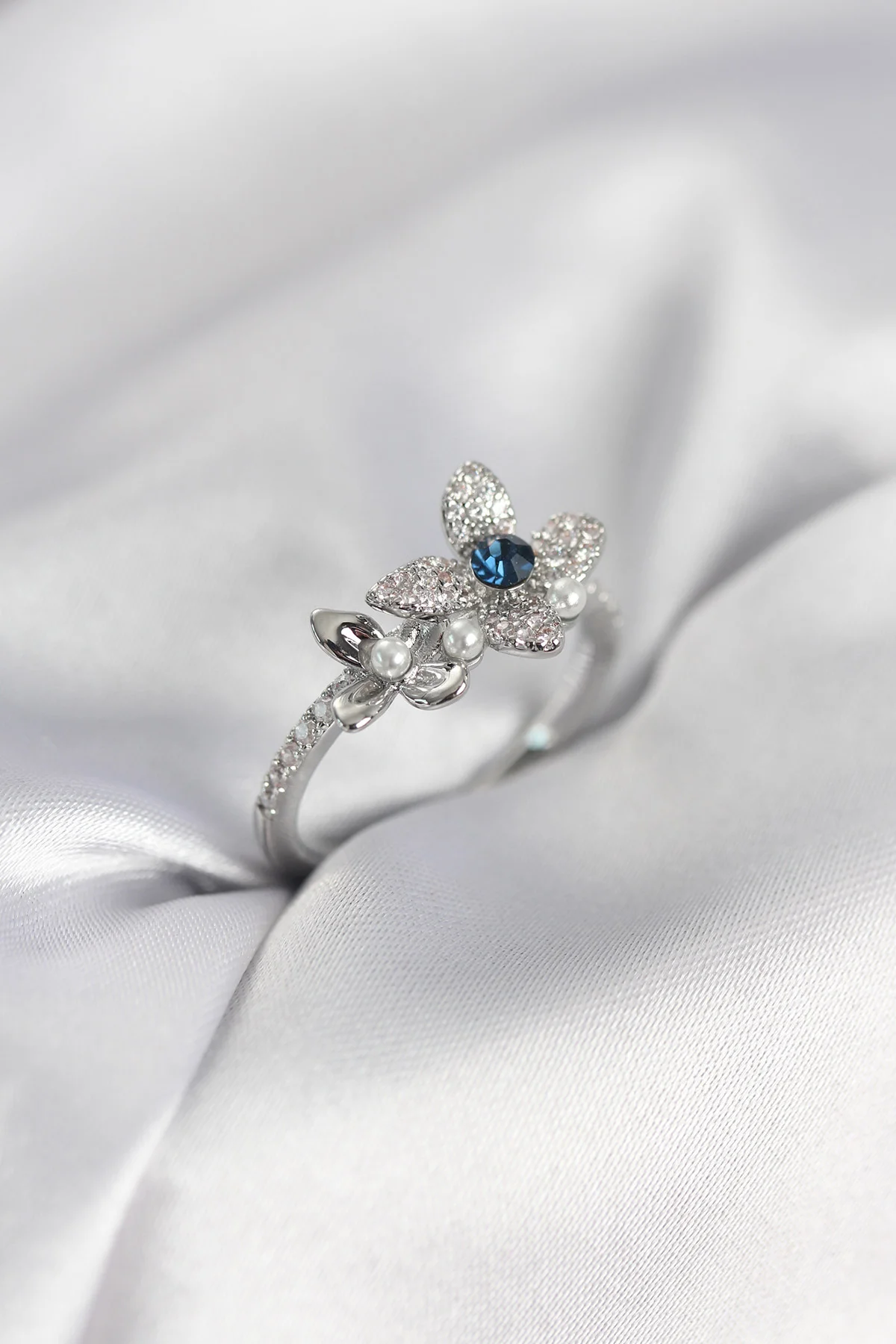 Gümüş Renk Çiçek Model Zirkon Taşlı Kadın Yüzük