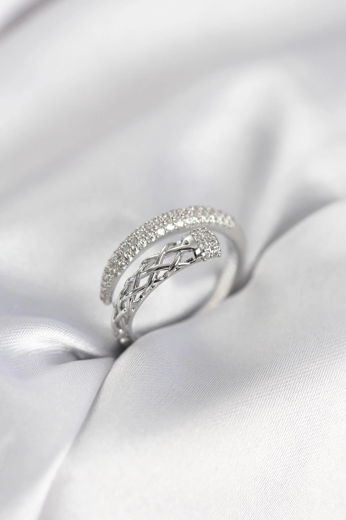 Gümüş Renk Zirkon Taşlı Sarmal Kadın Yüzük