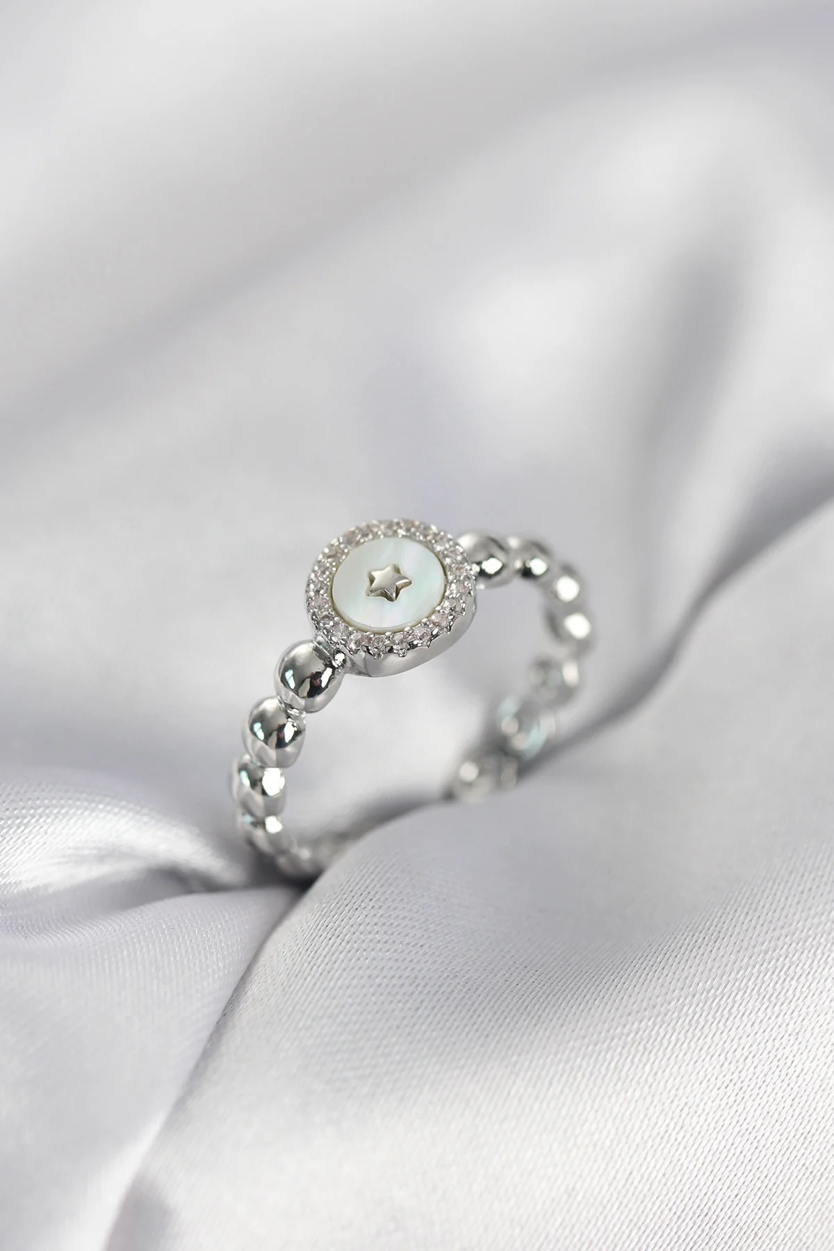 Gümüş Renk Sedefli Yıldız Model Zirkon Taşlı Kadın Yüzük