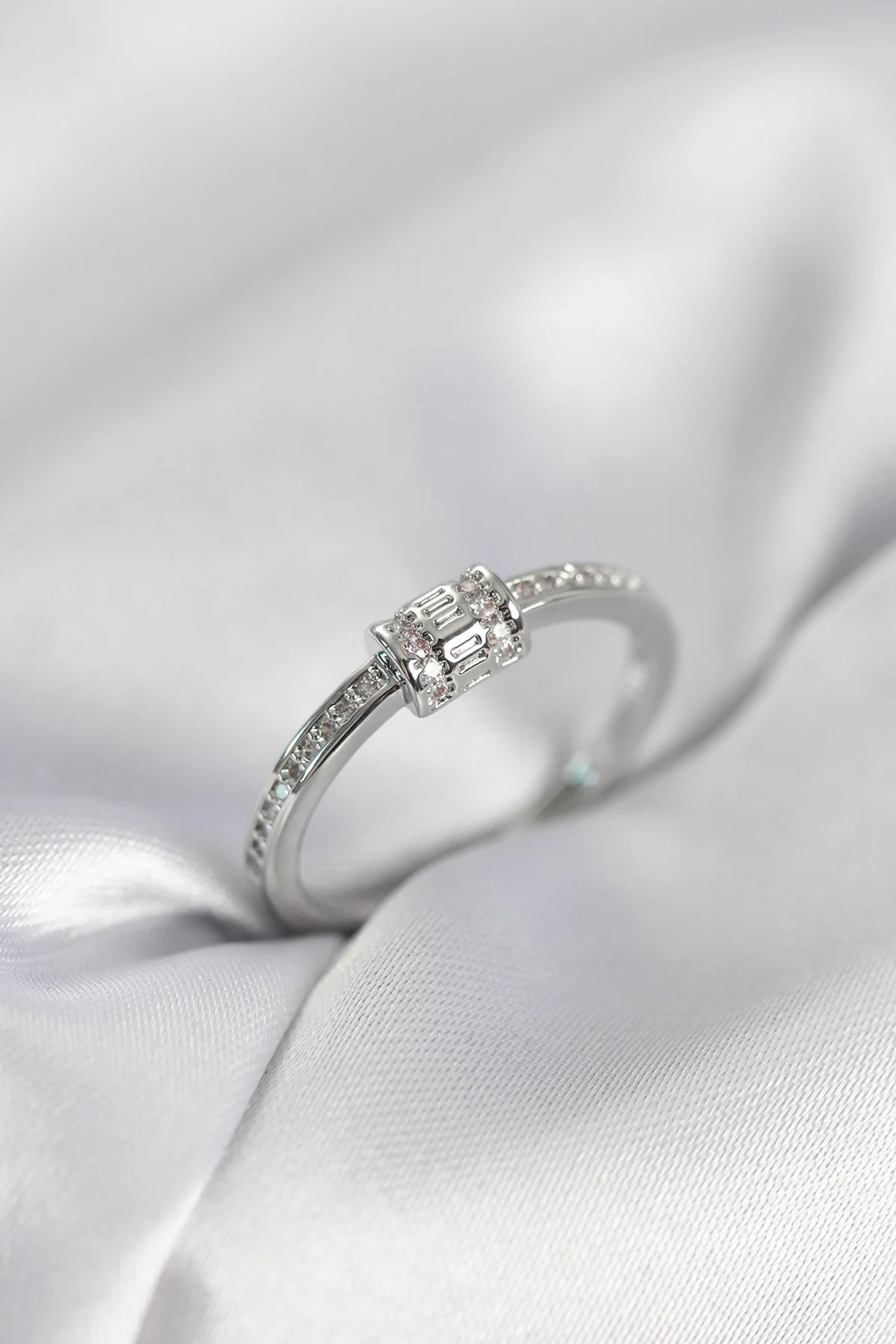 Zirkon Taşlı Gümüş Renk Pirinç Kadın Yüzük