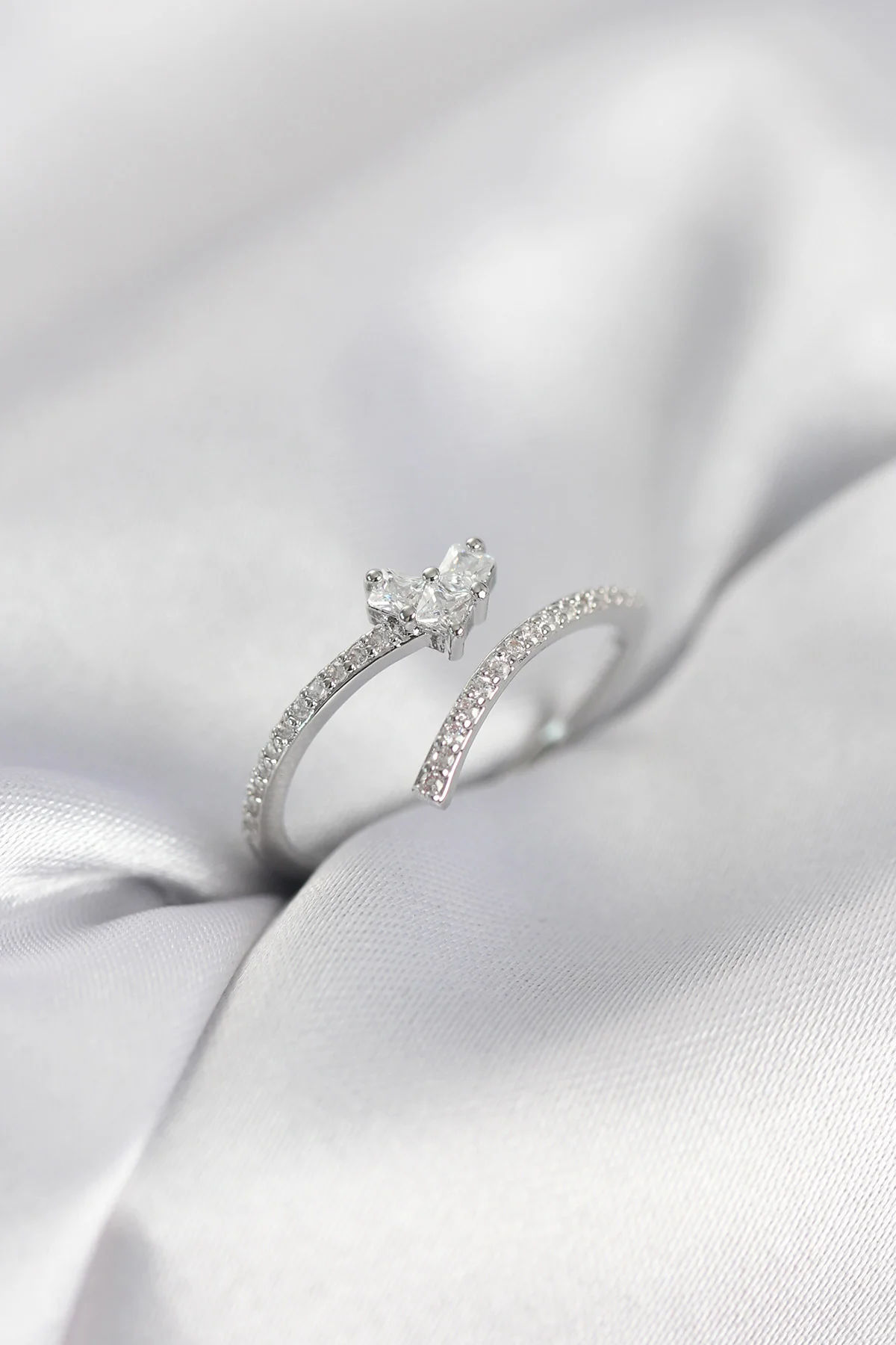 Gümüş Renk Zirkon Taşlı Kuyruklu Kalp Model Kadın Yüzük