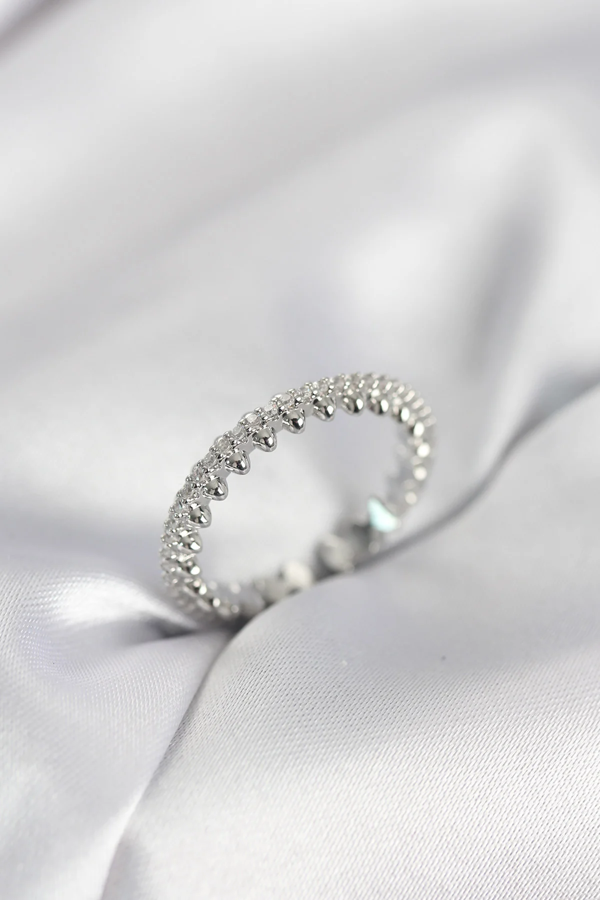 Gümüş Renk Sıralı Zirkon Taşlı Model Kadın Yüzük