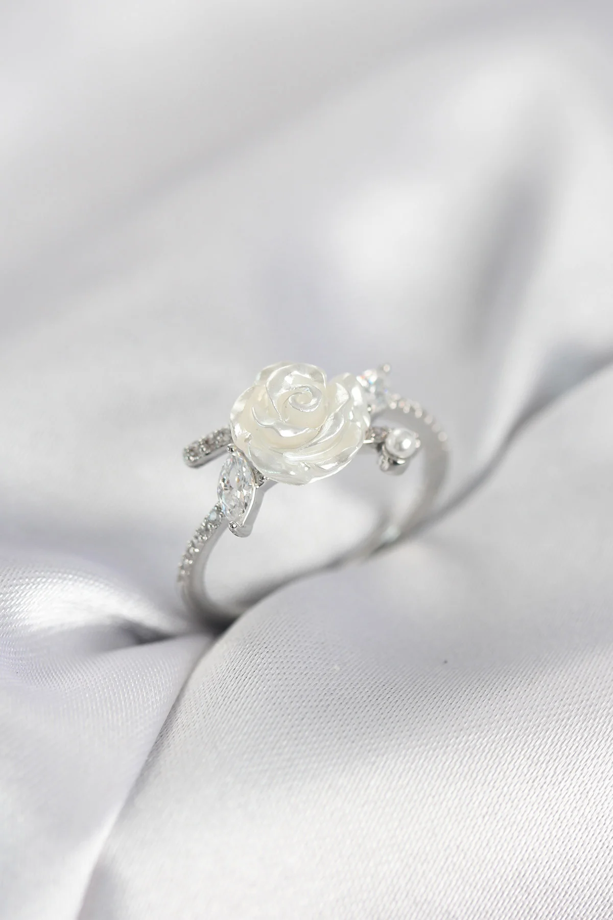 Gümüş Renk Gül Model Zirkon Taşlı Kadın Yüzük