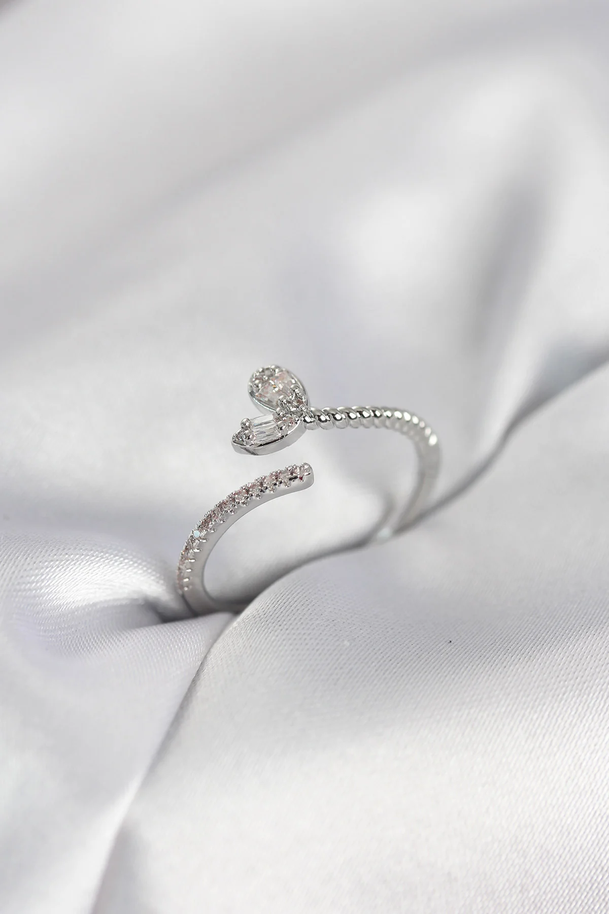 Gümüş Renk Pirinç Kuyruklu Kalp Model Kadın Yüzük