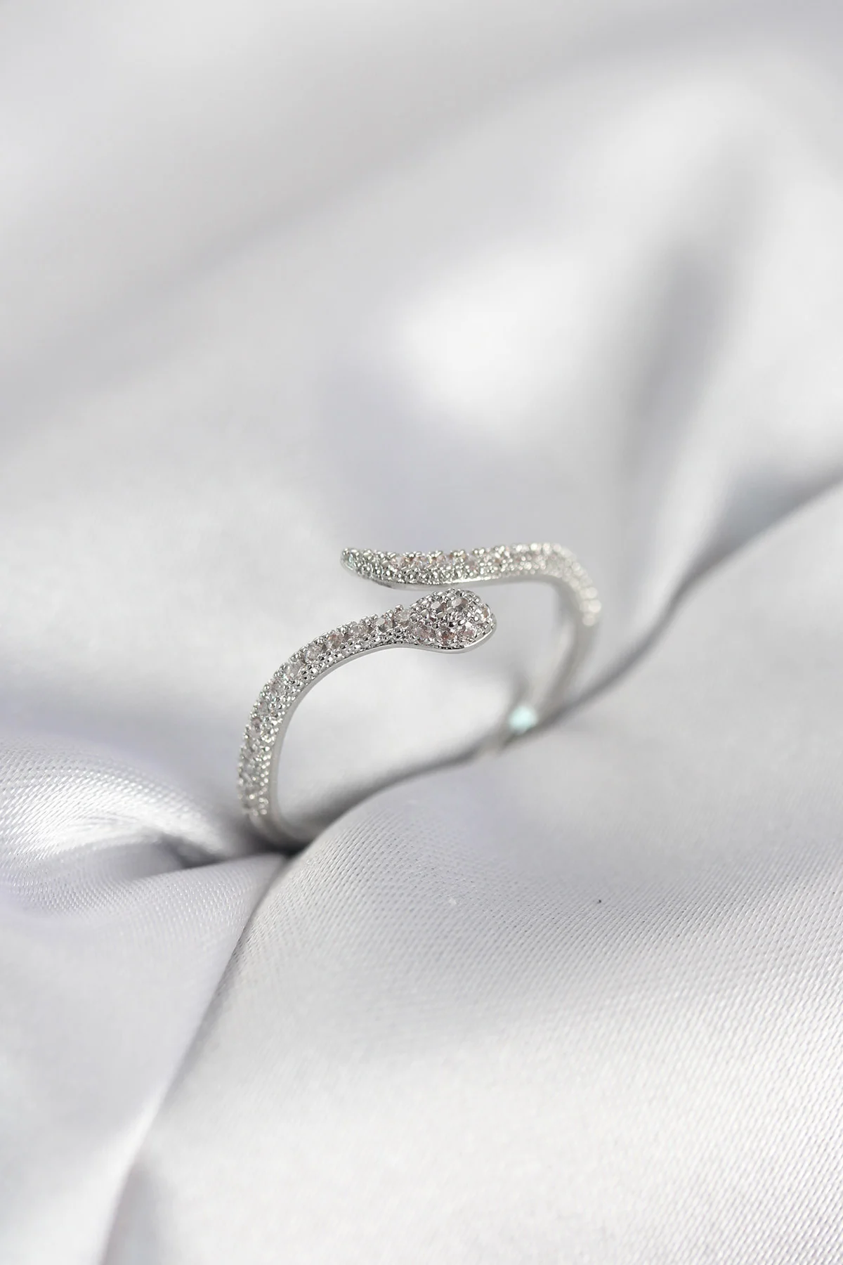 Gümüş Renk Yılan Model Zirkon Taşlı Kadın Yüzük