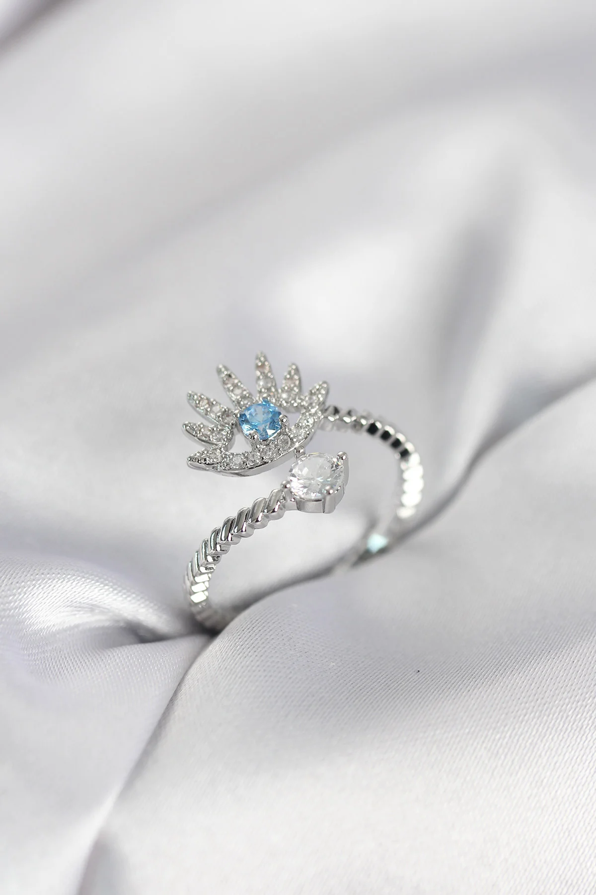 Gümüş Renk Göz Model Zirkon Taşlı Kadın Yüzük