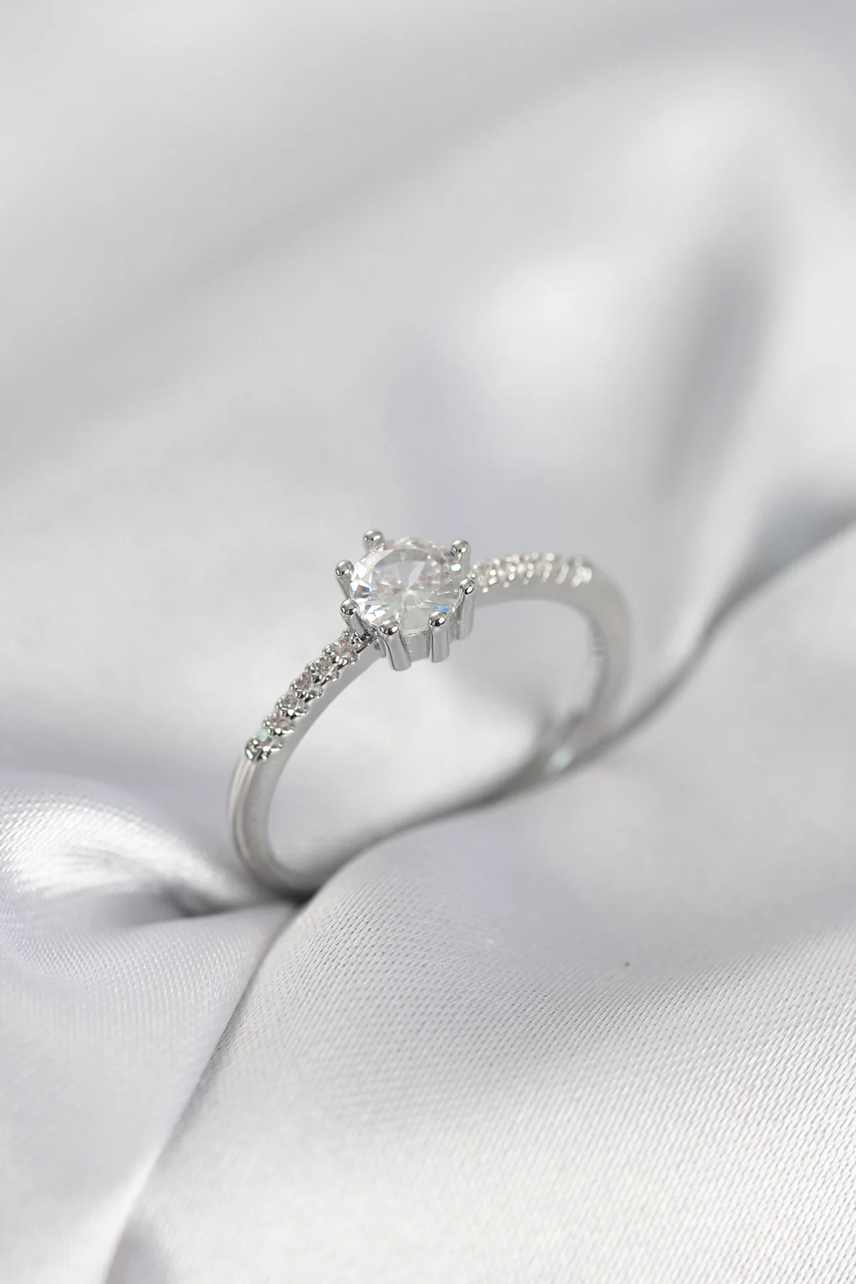 Tek Taş Model Gümüş Renk Zirkon Taşlı Kadın Yüzük