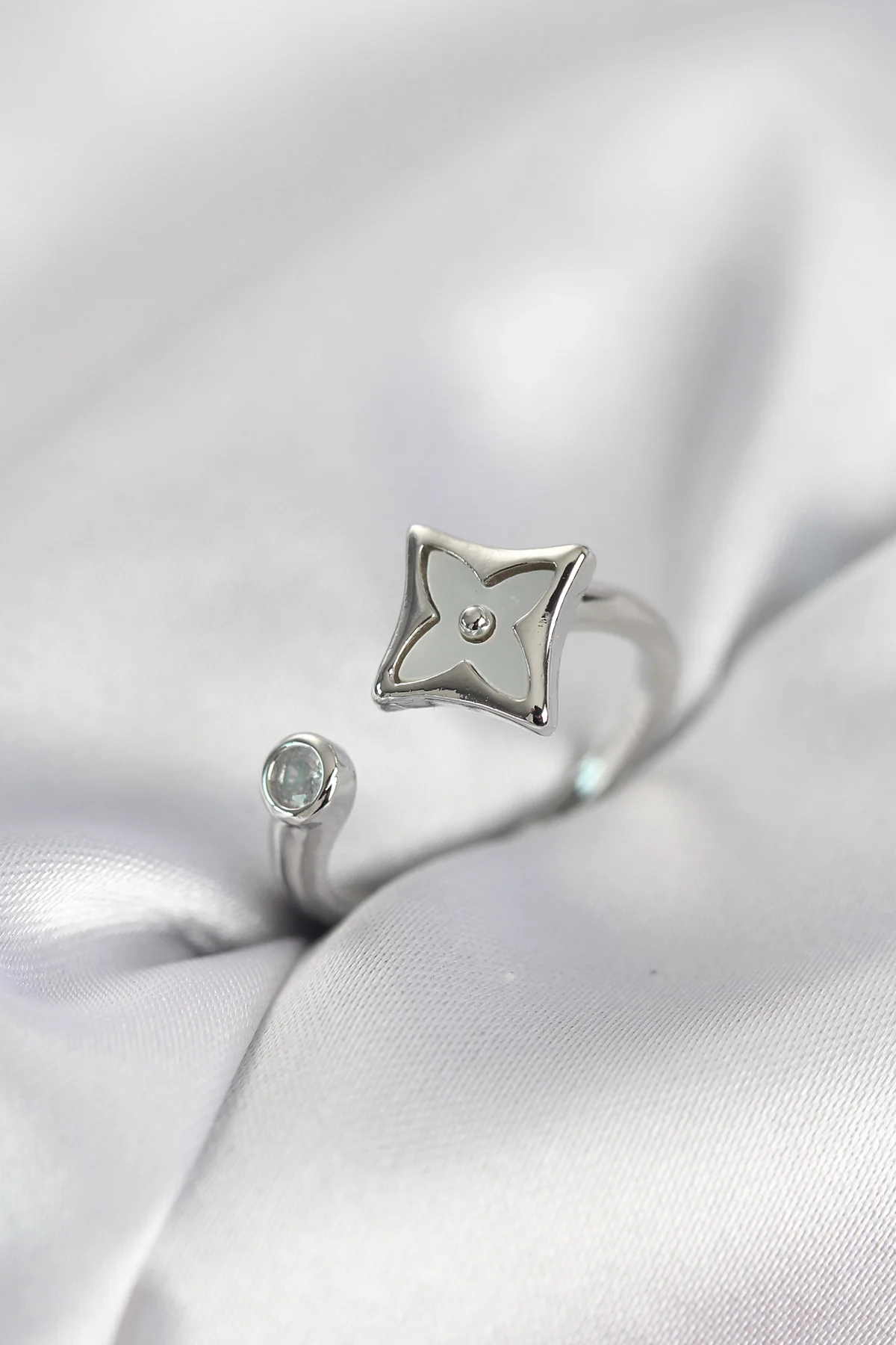 Gümüş Renk Köşeli Yonca Model Zirkon Taşlı Kadın Yüzük