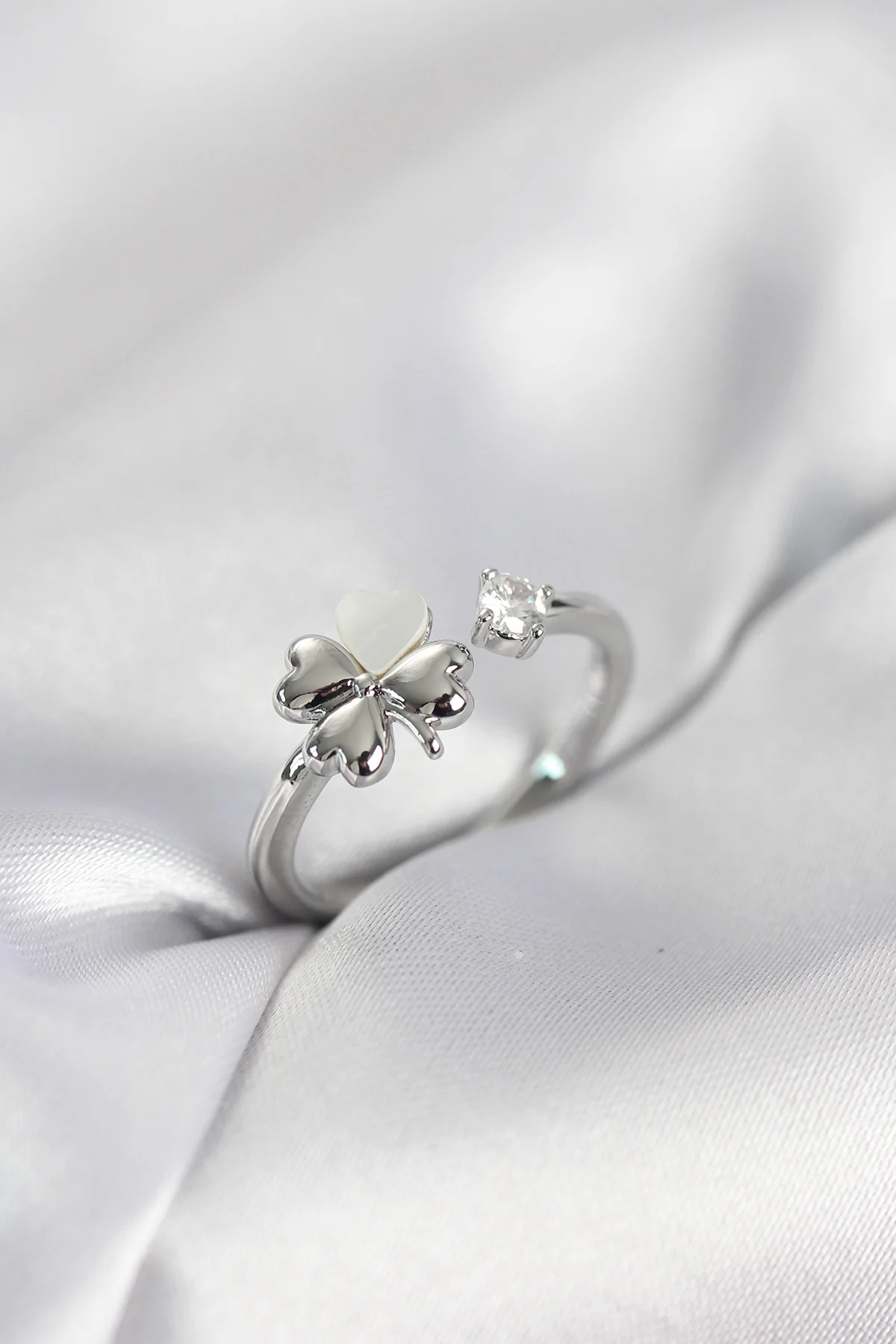 Gümüş Renk Yonca Model Sedefli Kadın Yüzük