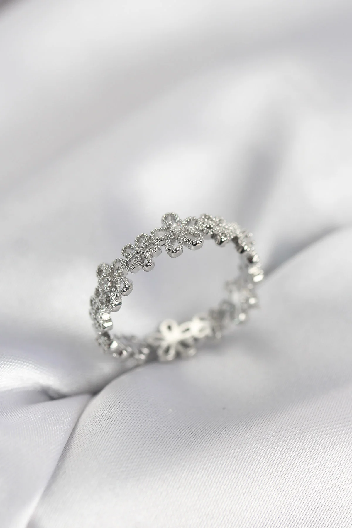 Gümüş Renk Sıralı Çiçek Model Zirkon Taşlı Kadın Yüzük