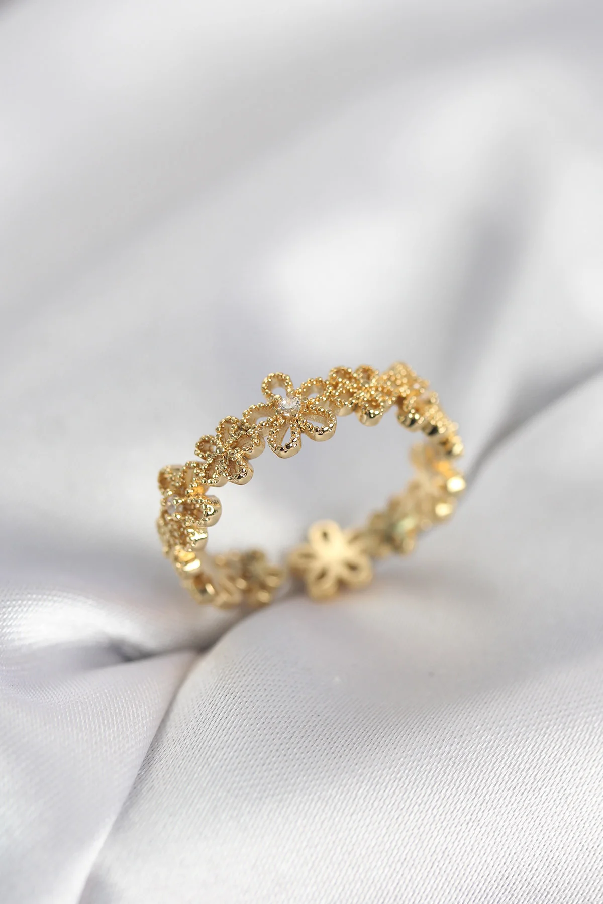 Gold Renk Sıralı Çiçek Model Zirkon Taşlı Kadın Yüzük