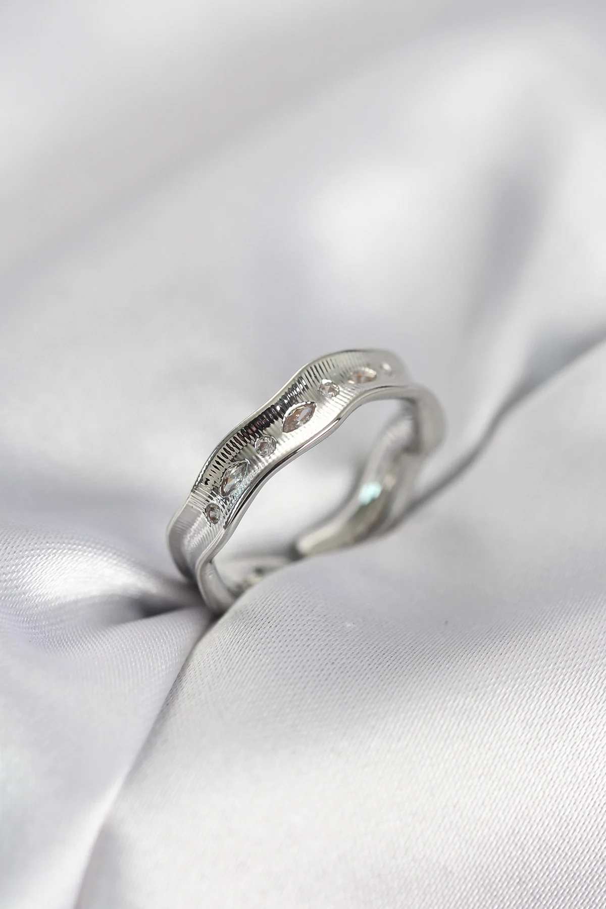 Gümüş Renk Su Damlası Model Zirkon Taşlı Kadın Yüzük