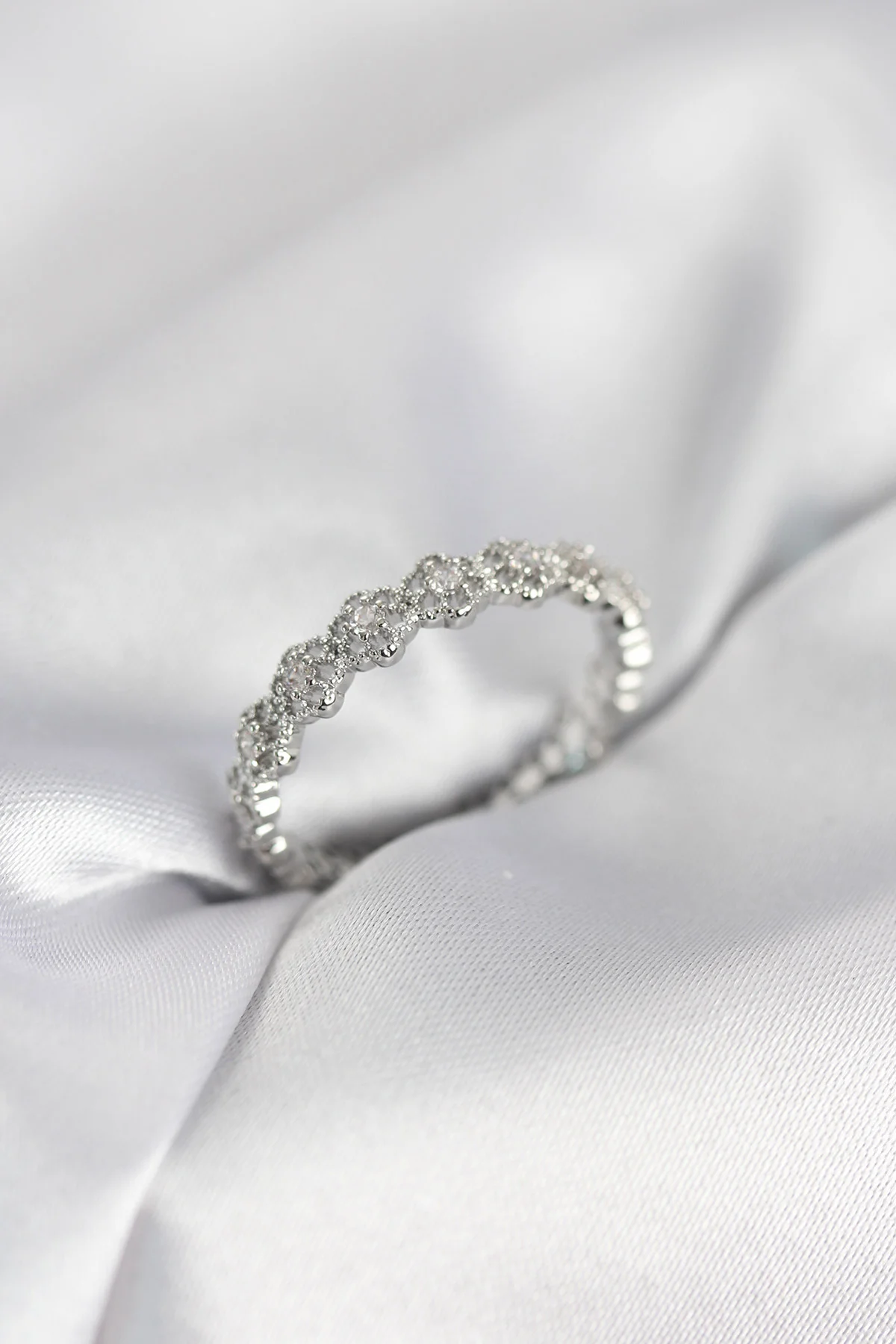 Sıralı Çiçek Model Gümüş Renk Zirkon Taşlı Kadın Yüzük