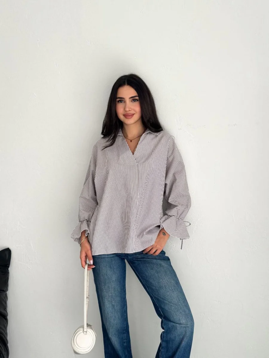 Arkası Asimetrik Yırtmaç Kesim Detaylı Cizgili Bluz Gömlek - Gri -