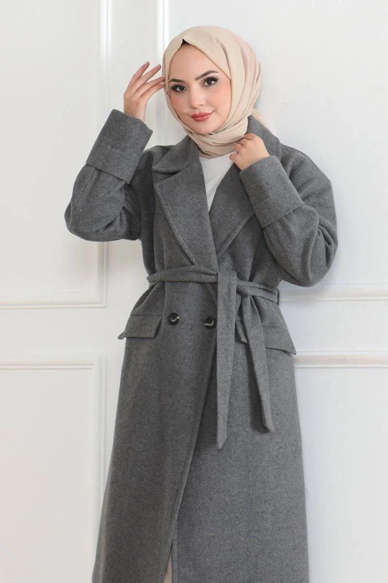 Kaşe Kaban – Uzun Boy Kruvaze Yaka Kuşaklı Tesettür Kaşe Kışlık Kaban, Astarlı Şık Yünlü Dokuma Oversize Rahat Kalıp Cepli Düğmeli Modern Kap Modeli - Gri