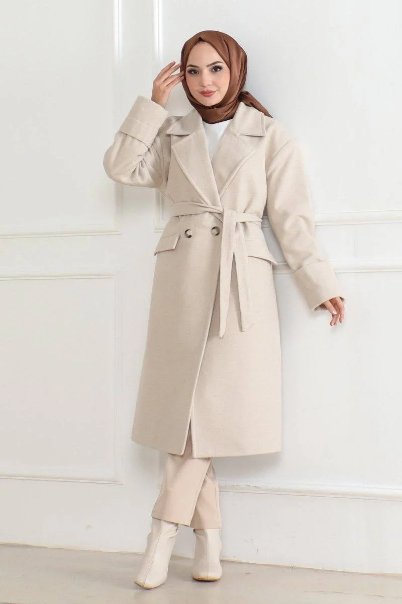 Kaşe Kaban – Uzun Boy Kruvaze Yaka Kuşaklı Tesettür Kaşe Kışlık Kaban, Astarlı Şık Yünlü Dokuma Oversize Rahat Kalıp Cepli Düğmeli Modern Kap Modeli - Bej