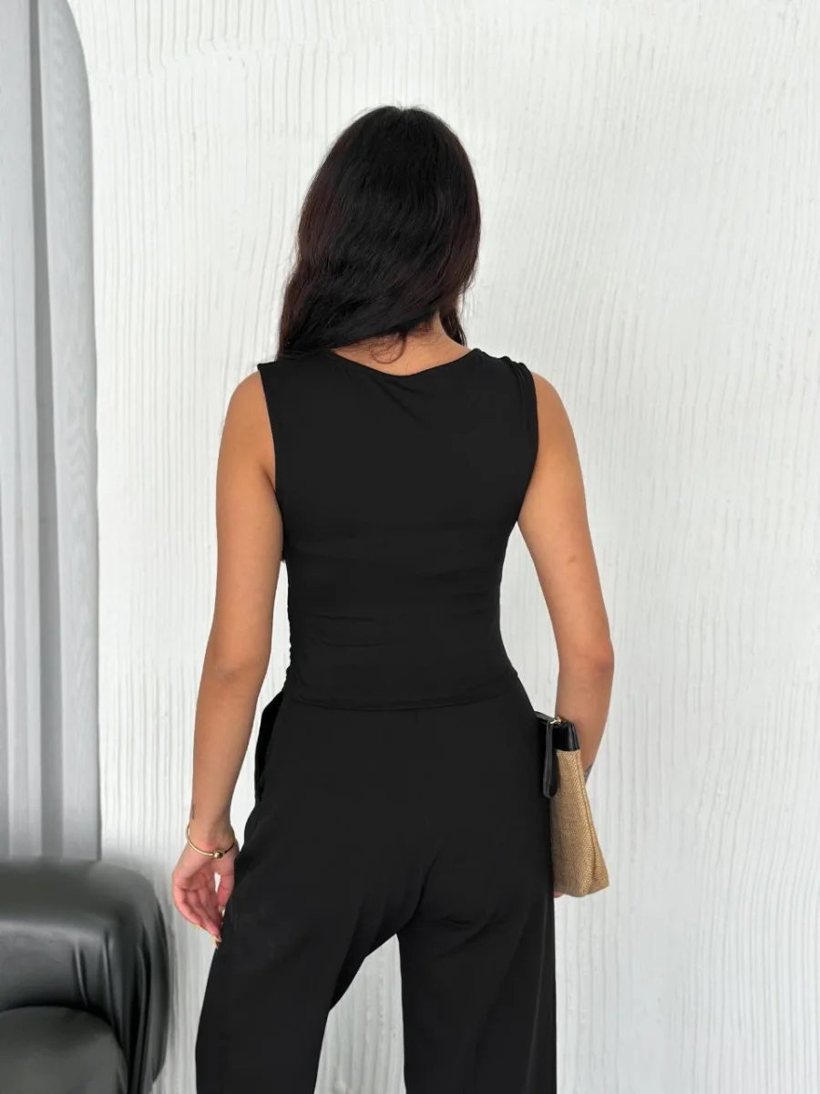 Osy Modal Yumuşak Dokulu Kumaş Bisiklet Yaka   Sıfır Kol Bluz Omuz Toka Aksesuar Detaylı - Siyah