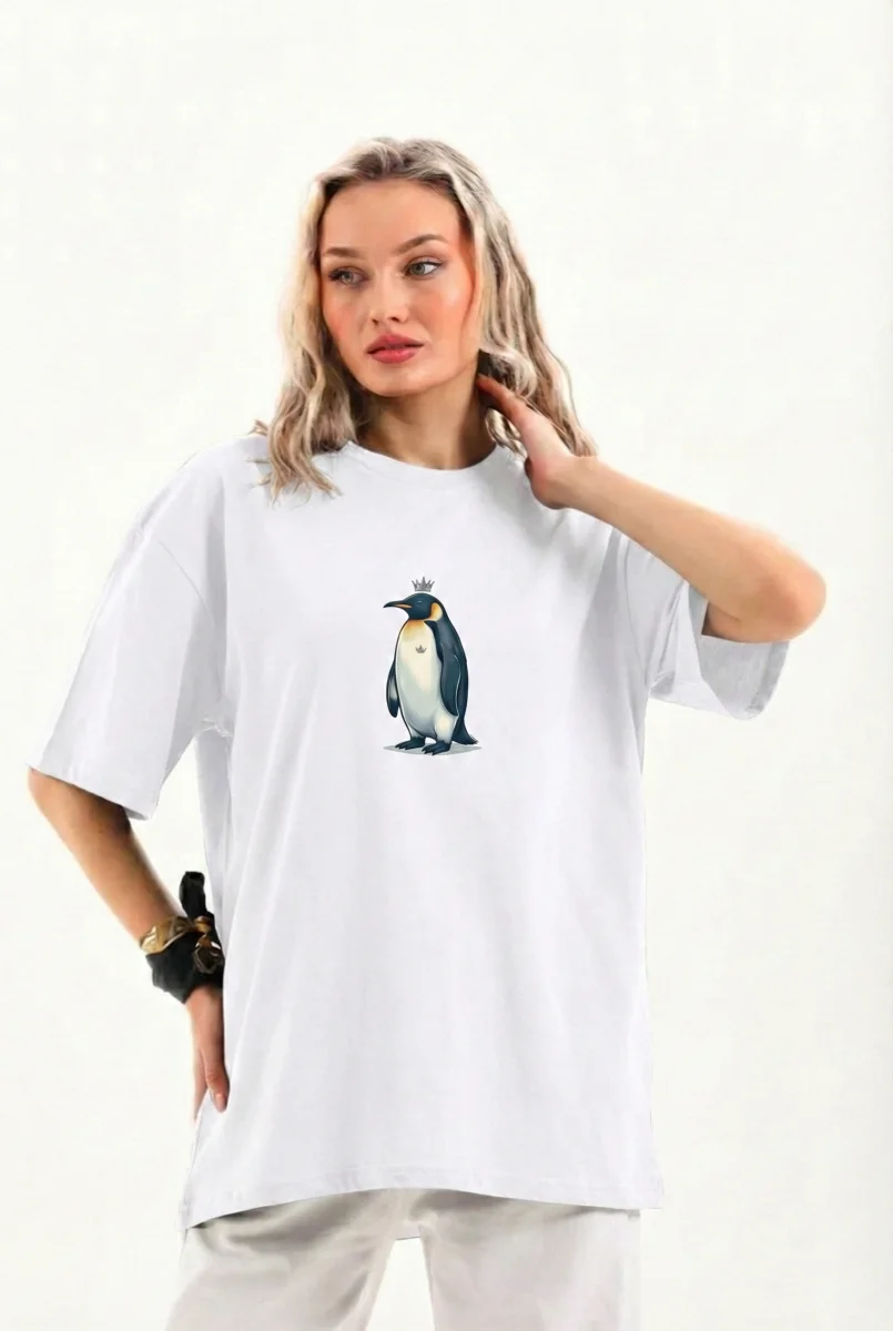 Kadın Oversize Tişört - Sırt Baskılı "Survivor Penguin" Temalı, Felsefi Yazılı Bisiklet yaka Tişört - Beyaz