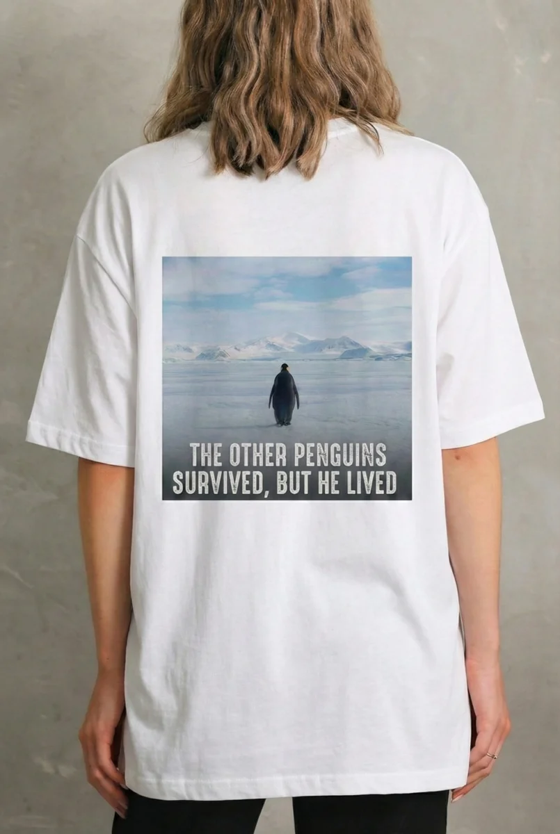 Kadın Oversize Tişört - Sırt Baskılı "Survivor Penguin" Temalı, Felsefi Yazılı Bisiklet yaka Tişört - Beyaz