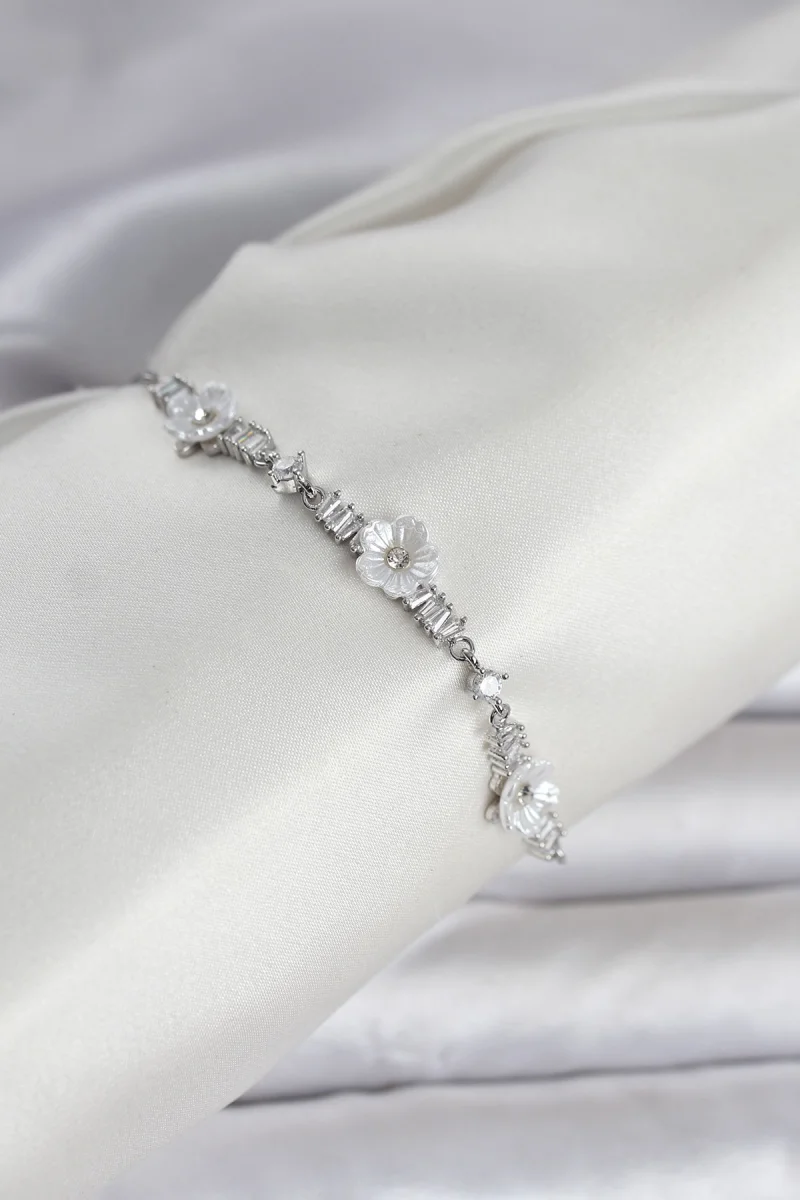 Baget Zirkon Taşlı Çiçek Model Gümüş Renk Asansörlü Kadın Bileklik