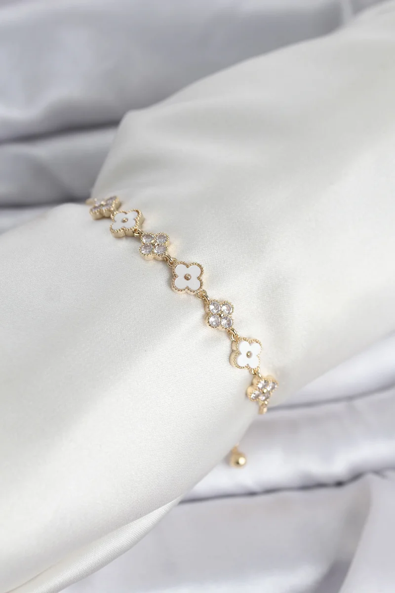 Gold Renk Zirkon Taşlı Sıralı Yonca Model Asansörlü Kadın Bileklik