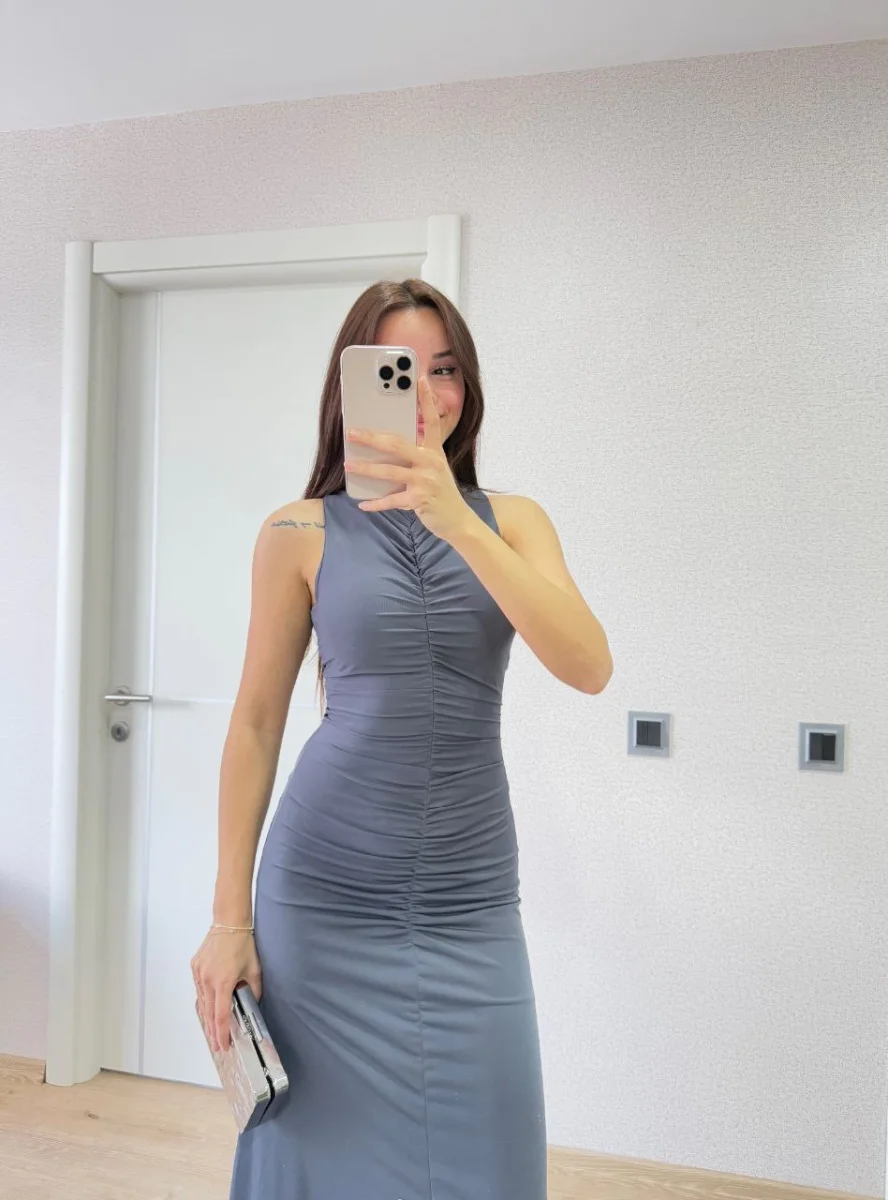 Bürümcük Kumaşlı İçi Astarlı Üzgülü Kolsuz Büzgülü Uzun Elbise - Füme -