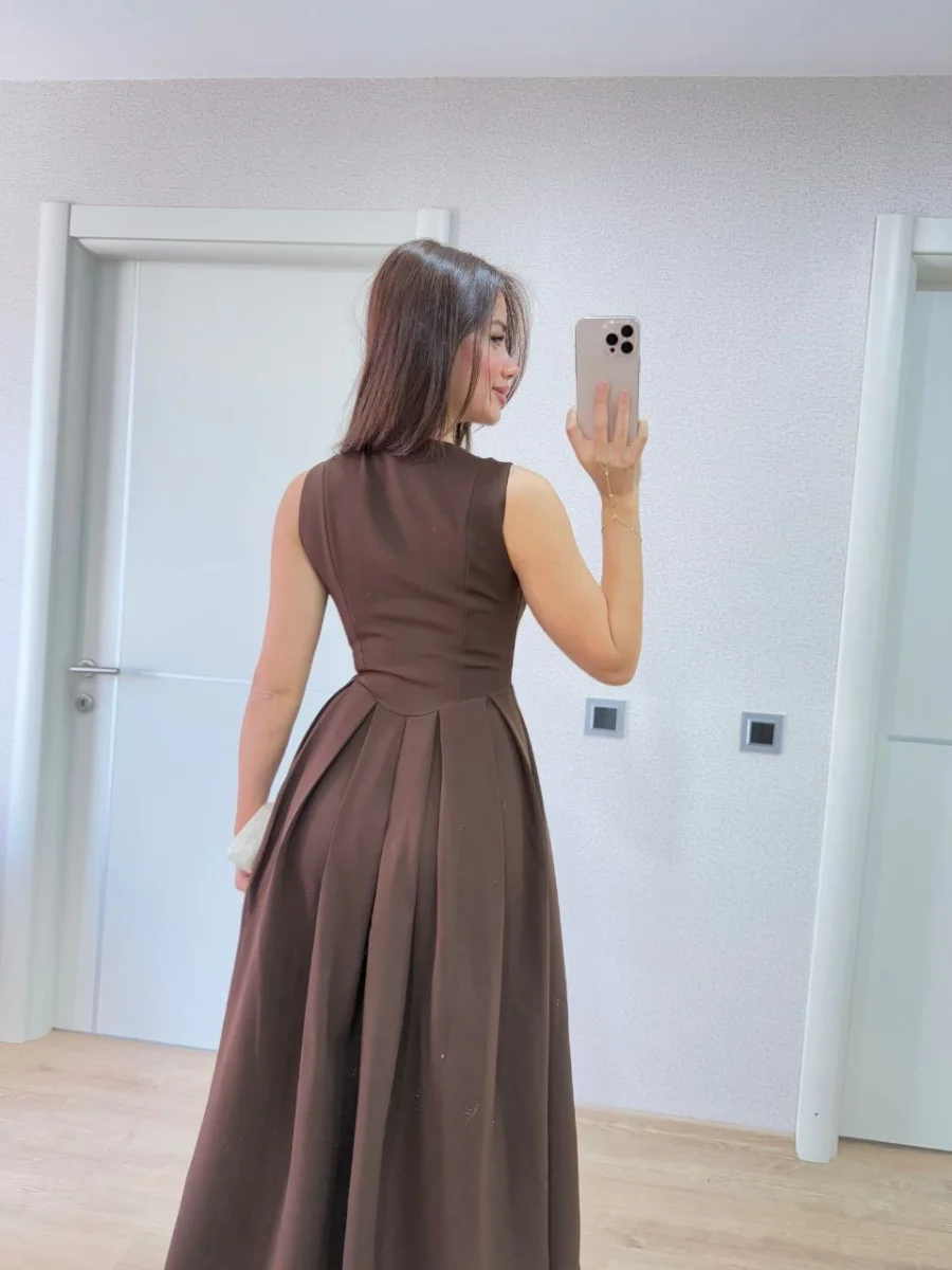 V yaka Krep Arka Ön Pens Detaylı Uzun Kolsuz Elbise- Kahverengi -